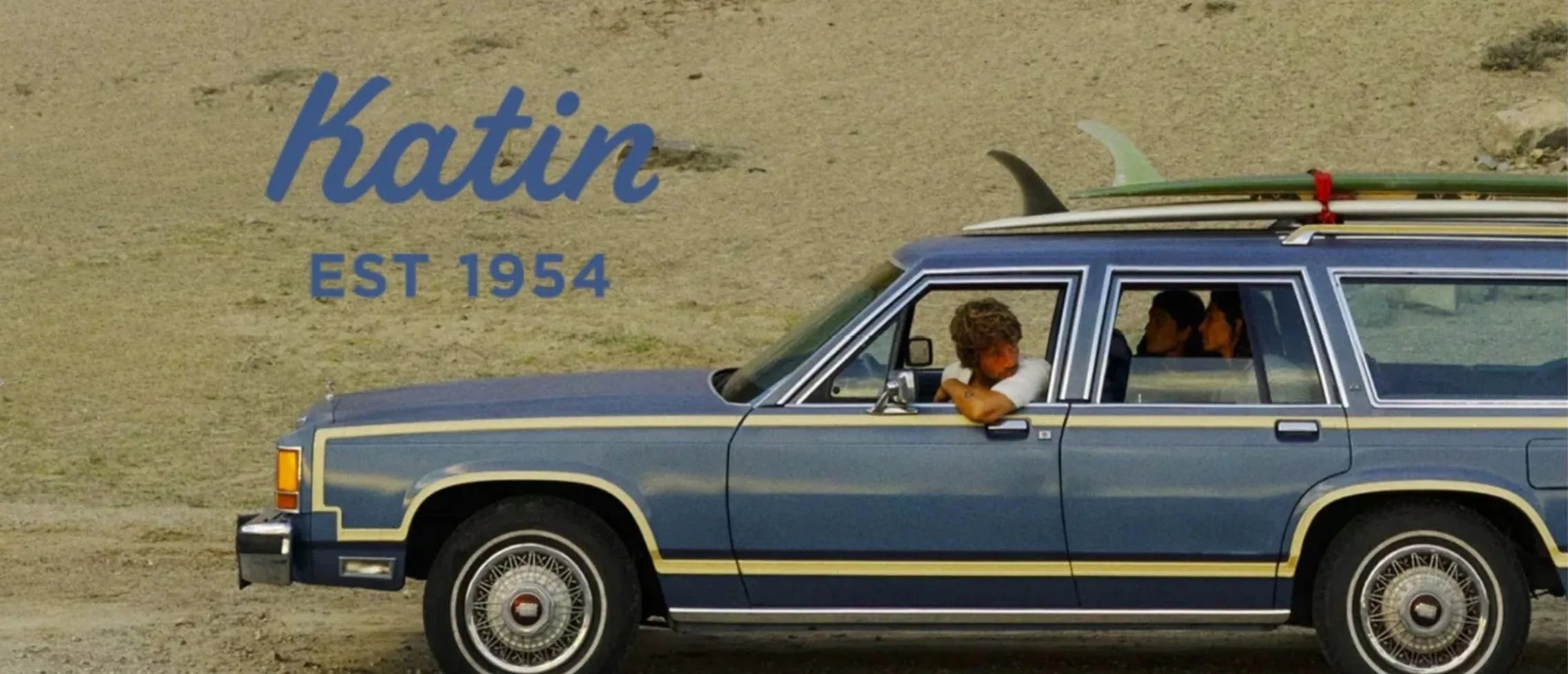 voiture retro 60's bleue avec planches de surf sur le toit