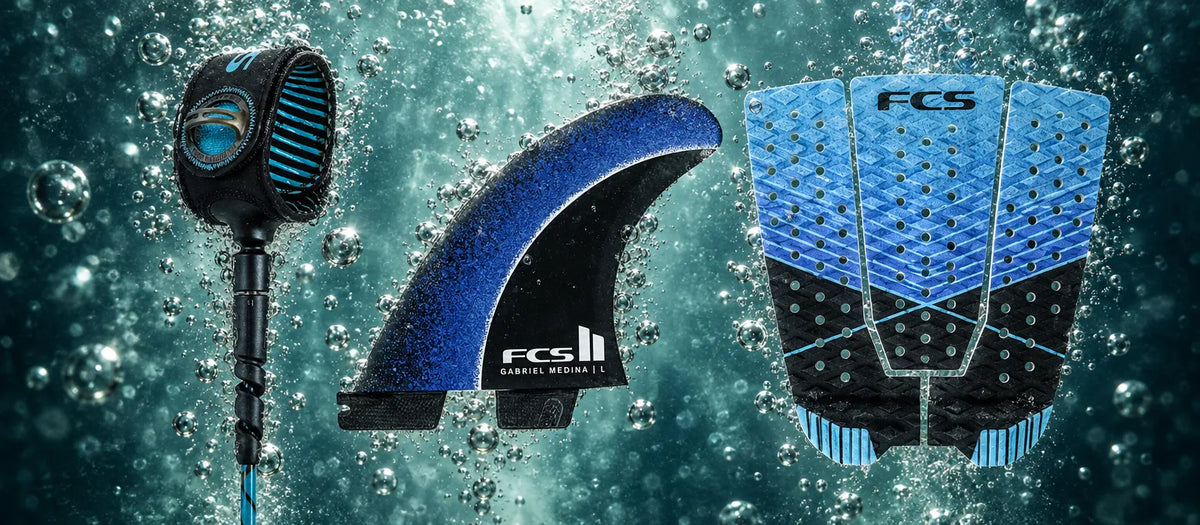 leash, dérive et pad de surf FCS immergés dans l'eau