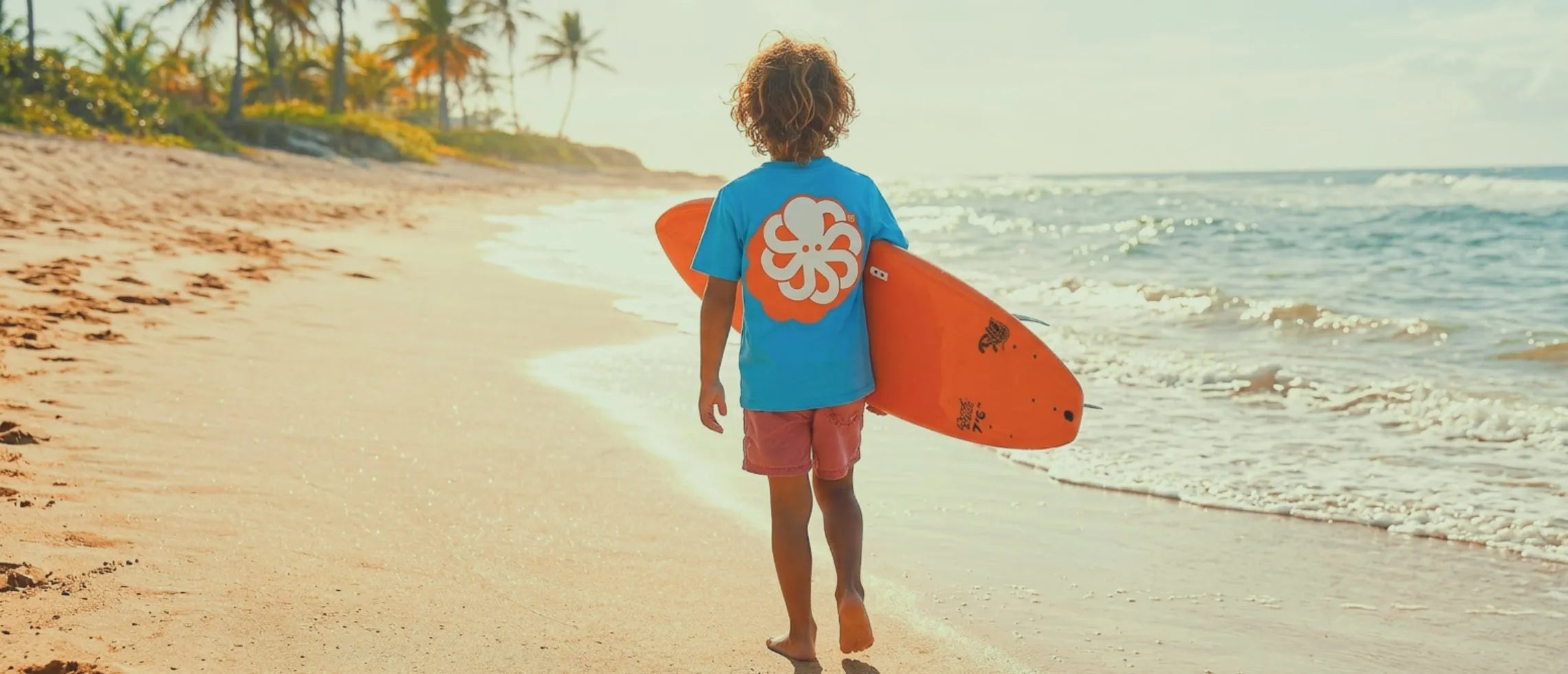 enfant surfer avec tee shirt jonsen island jaune kids sur la plage