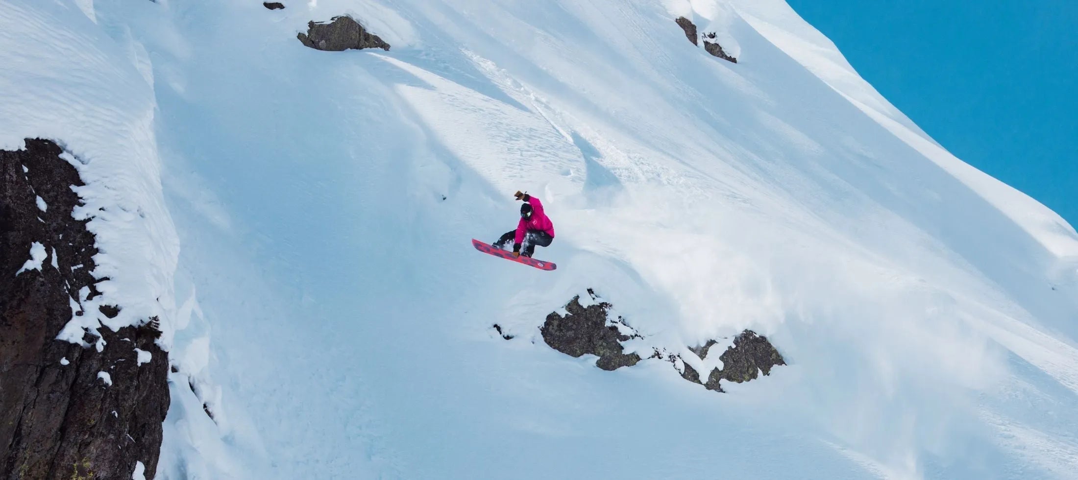 snoaboarder en action de saut en snowboard burton