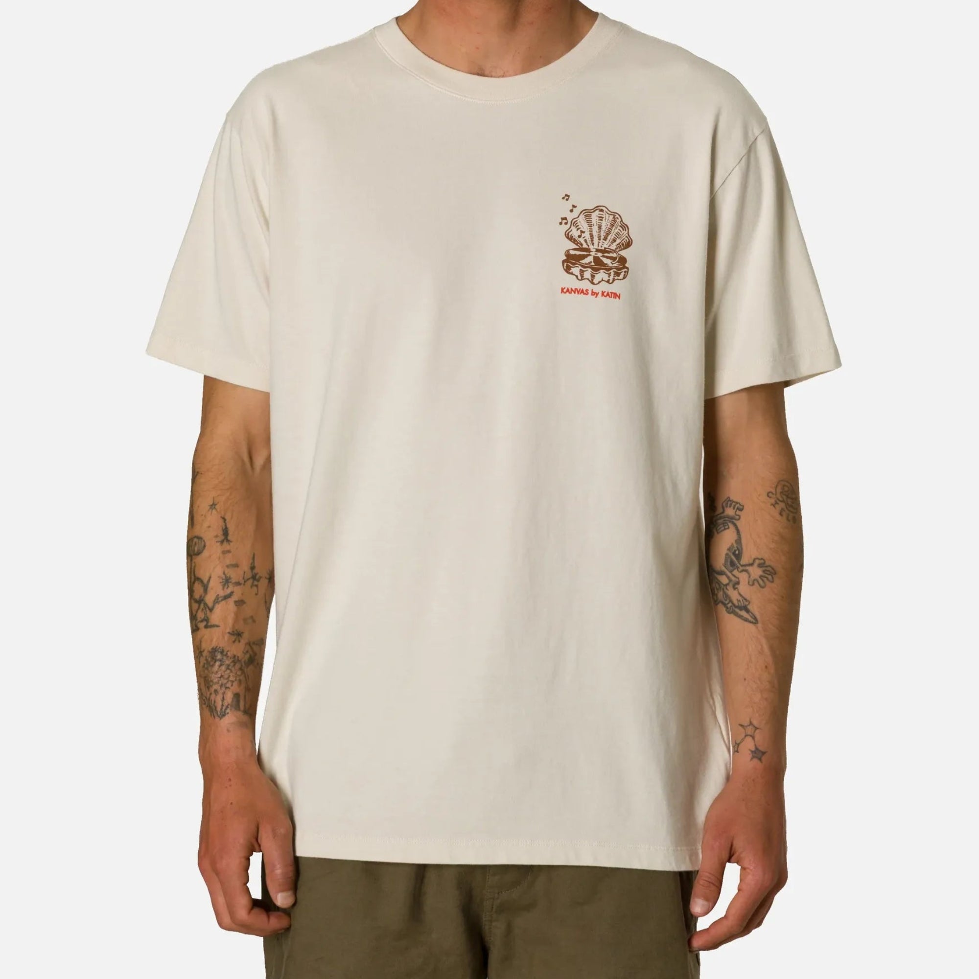katin t-shirt homme blanc vue de face avec note de musique et coquillage sur le coeur