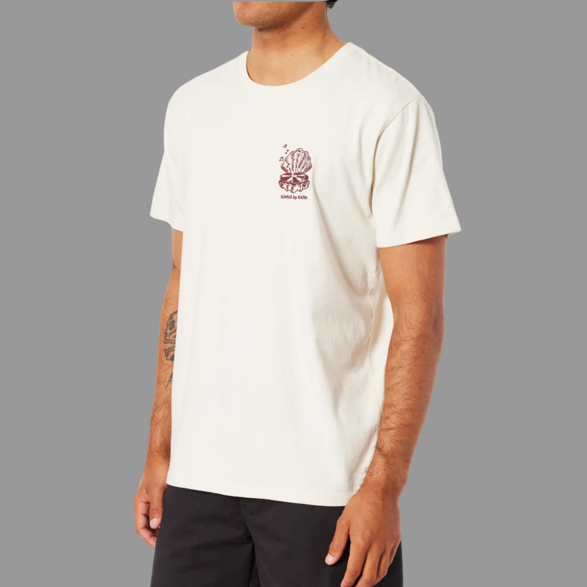 t-shirt homme katin blanc vue de profil logo coquillage sur le coeur