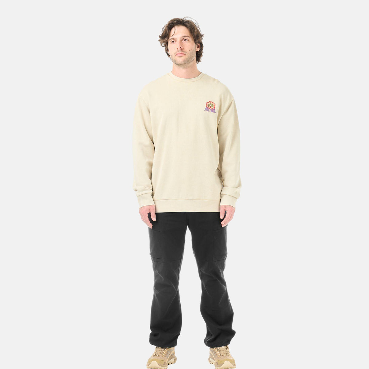 Sweatshirt homme Picture Karo Crew Pure Cashmere Washed porté en pied avec pantalon noir, aperçu de la coupe Relaxed