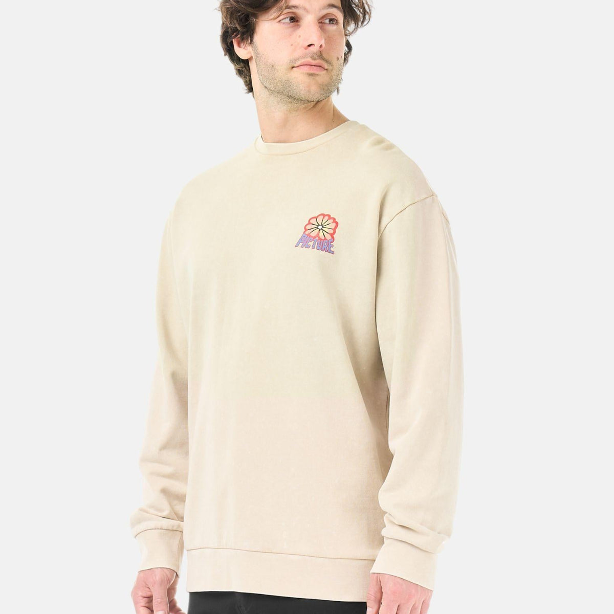Sweatshirt Picture Karo Crew Pure Cashmere Washed porté de face, petit motif graphique coloré sur la poitrine