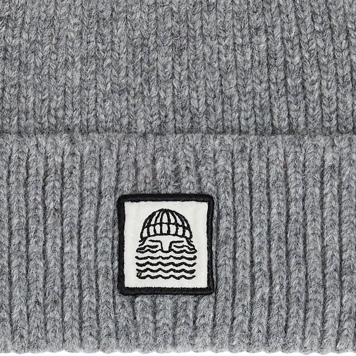 Détail du revers et de l’écusson tissé du bonnet surfwear Bask in the Sun To the Sea coloris Grey