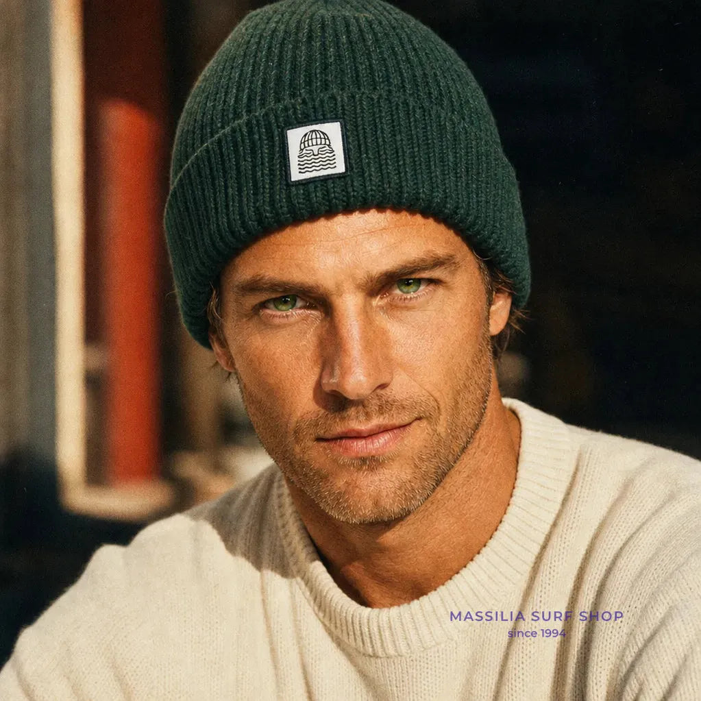 bonnet vert en laine merinos homme to the sea vue de face lifestyle
