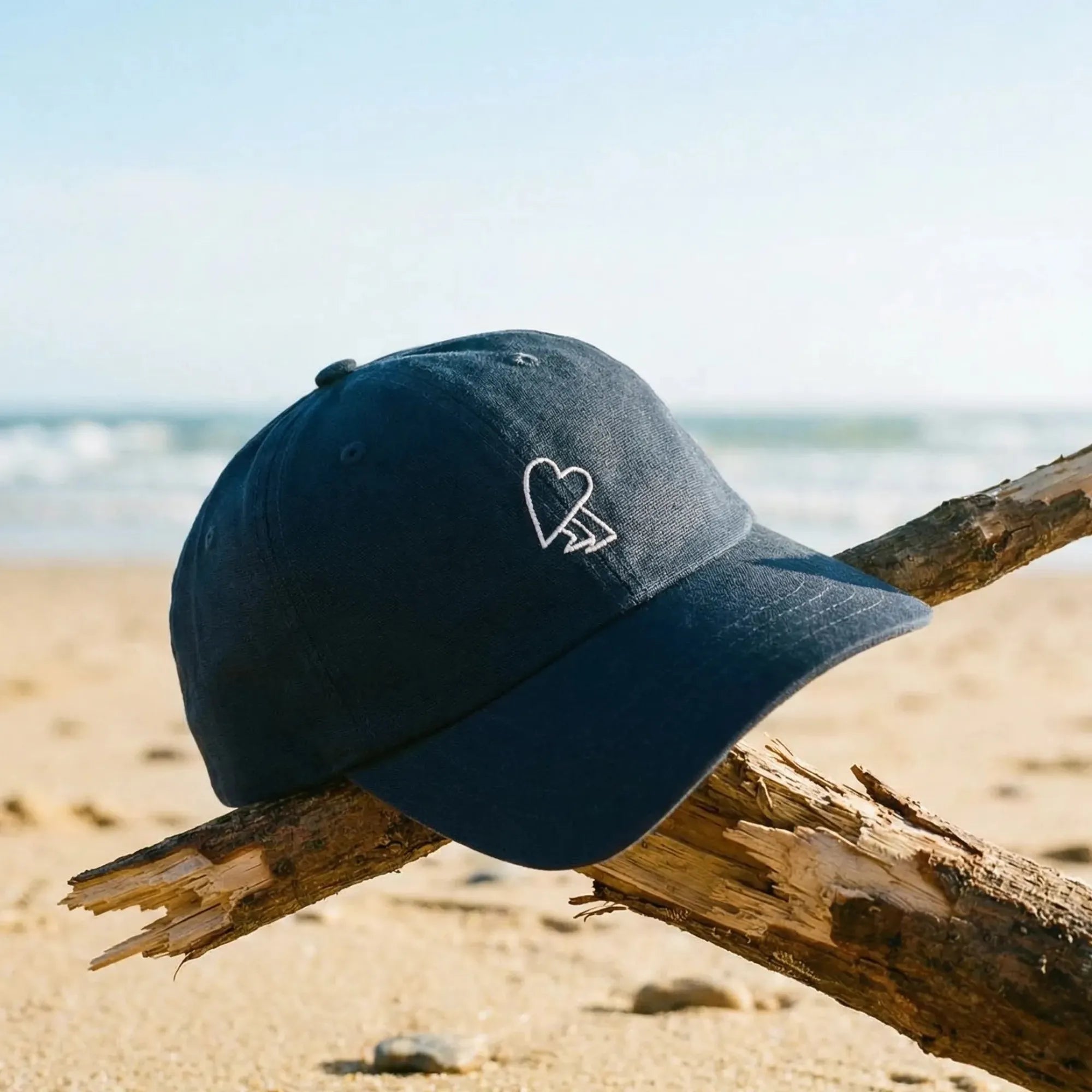 casquette bleue marine avec coeur blanc stylisé brodé lifestyle