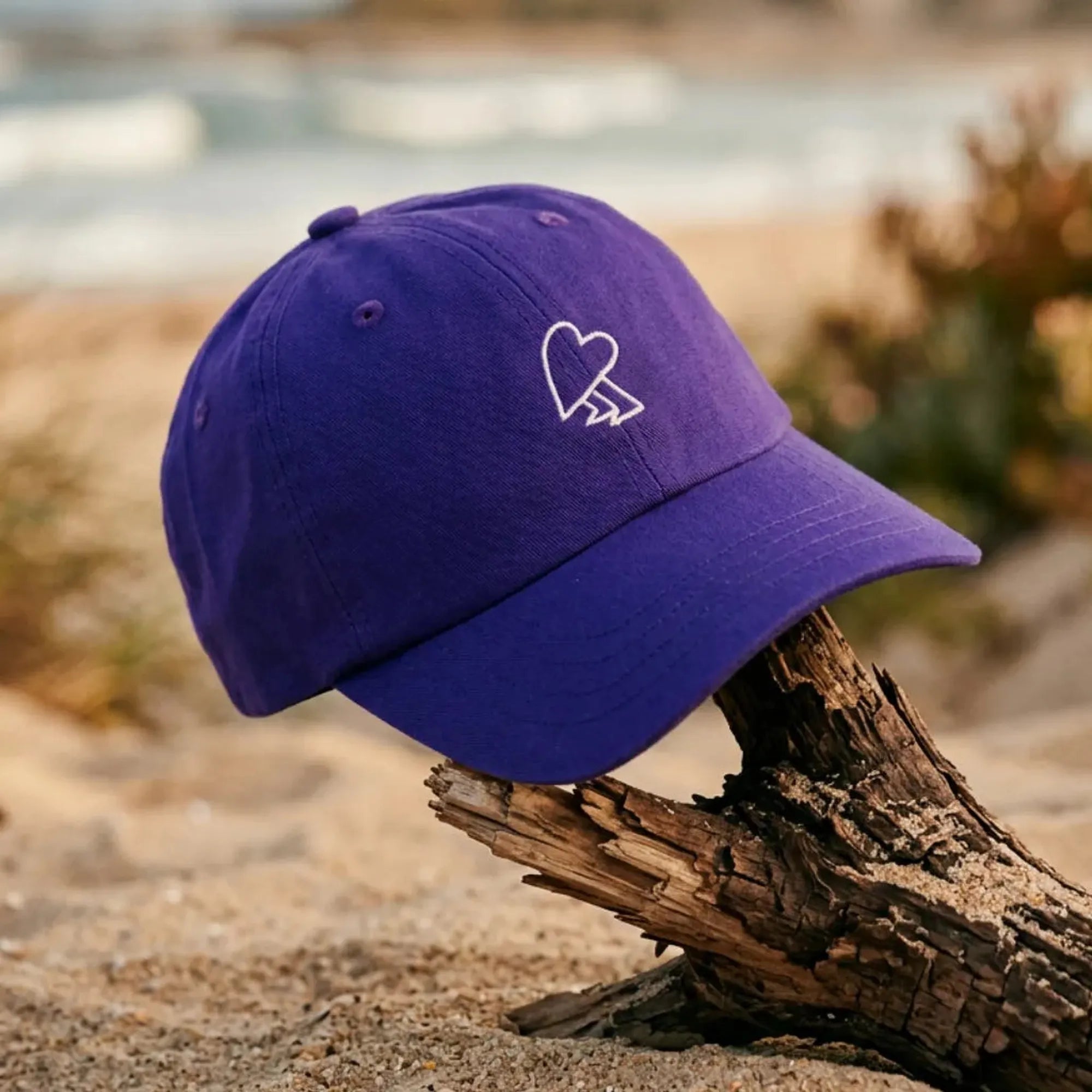 casquette violette avec coeur blanc stylisé brodé lifestyle