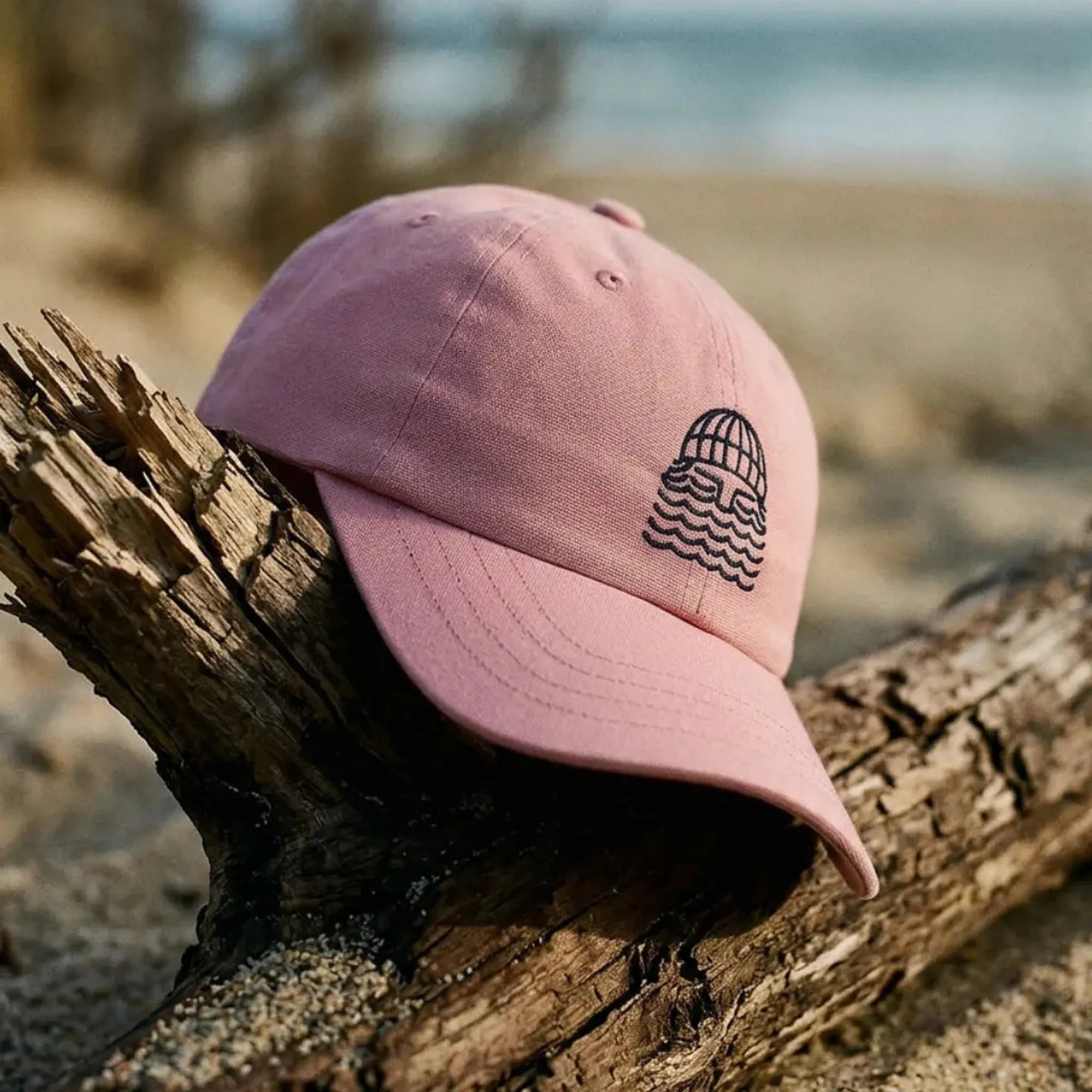 casquette rose avec barbu bask in the sun brodé bleu sur plage