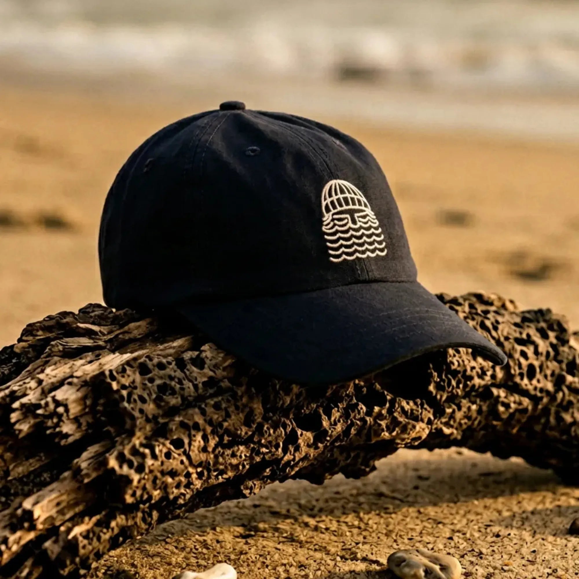 casquette bleue marine avec barbu bask in the sun brodé blanc sur plage