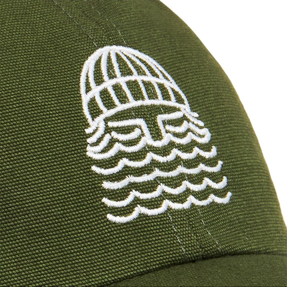 détail logo barbu blanc brodé