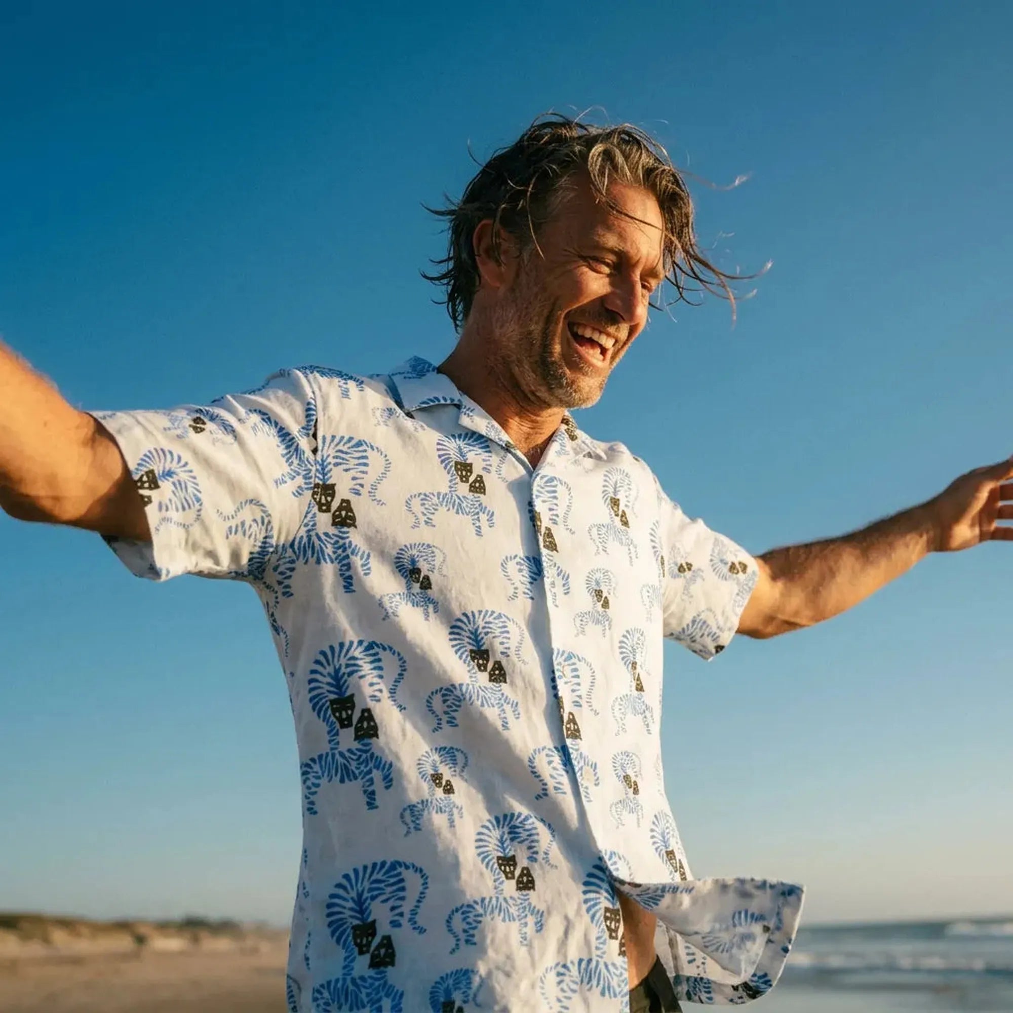 chemise blanche avec tigres bleus stylisés bask in the sun lifestyle plage