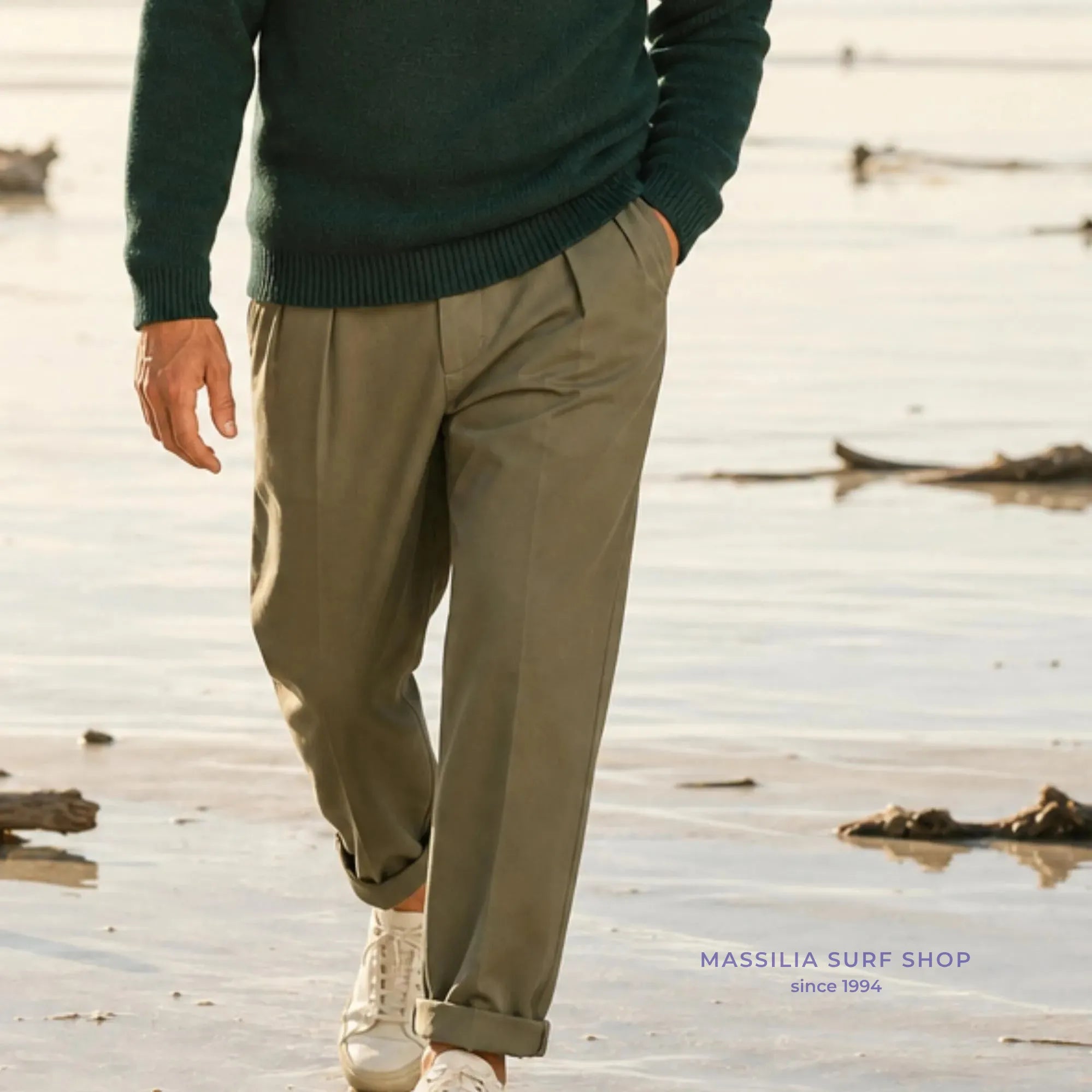 pantalon beige surfwear loose avec pinces avant porté par un homme