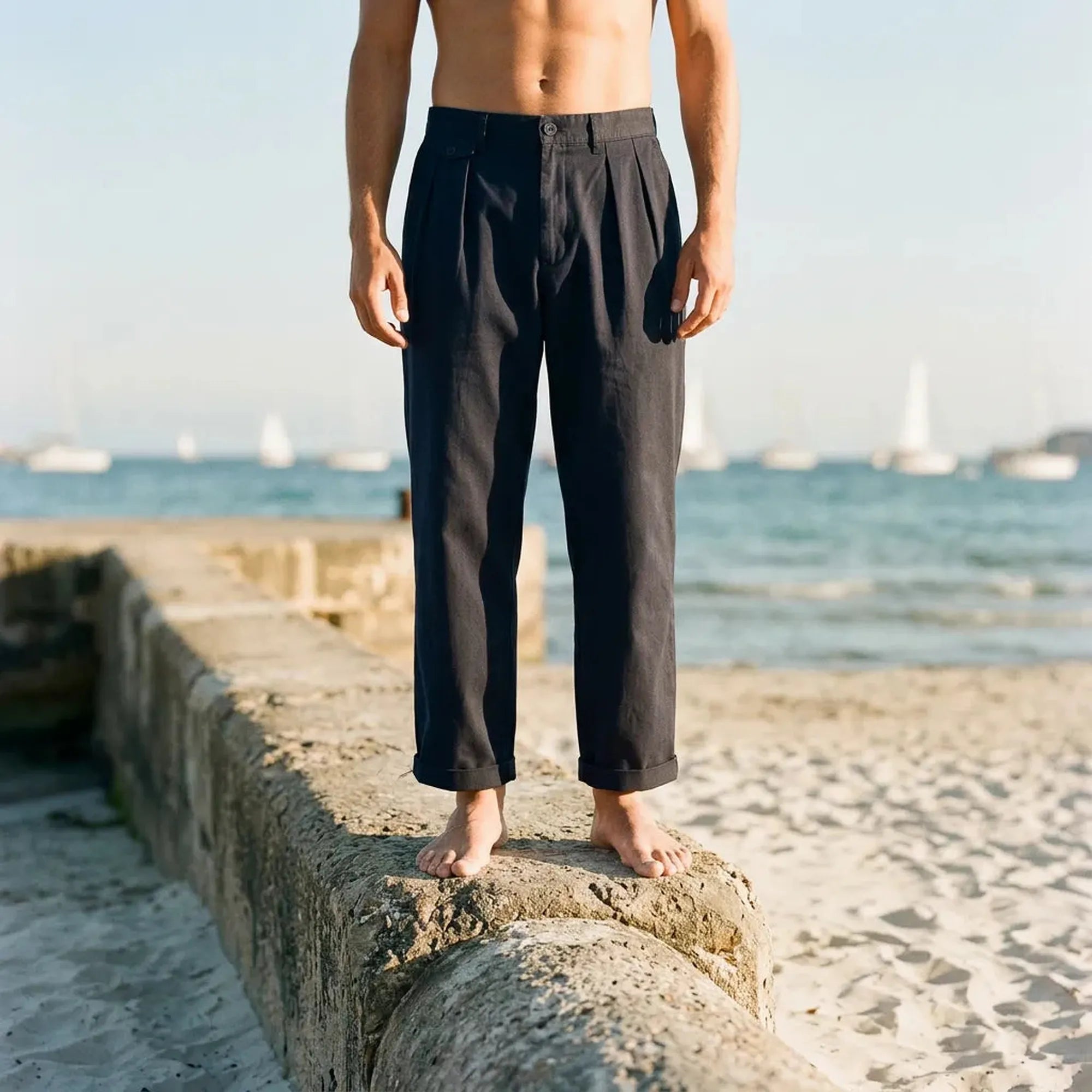pantalon bleu vue de face porté sur une plage