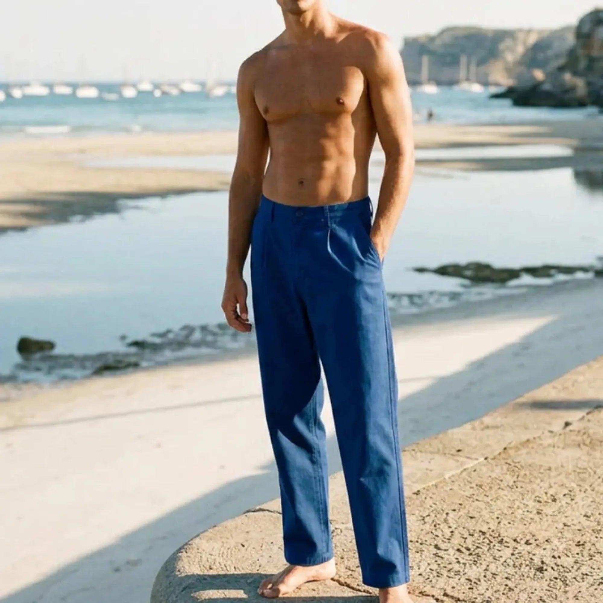 pantalon blue cobalt oversize porté par homme sur une plage