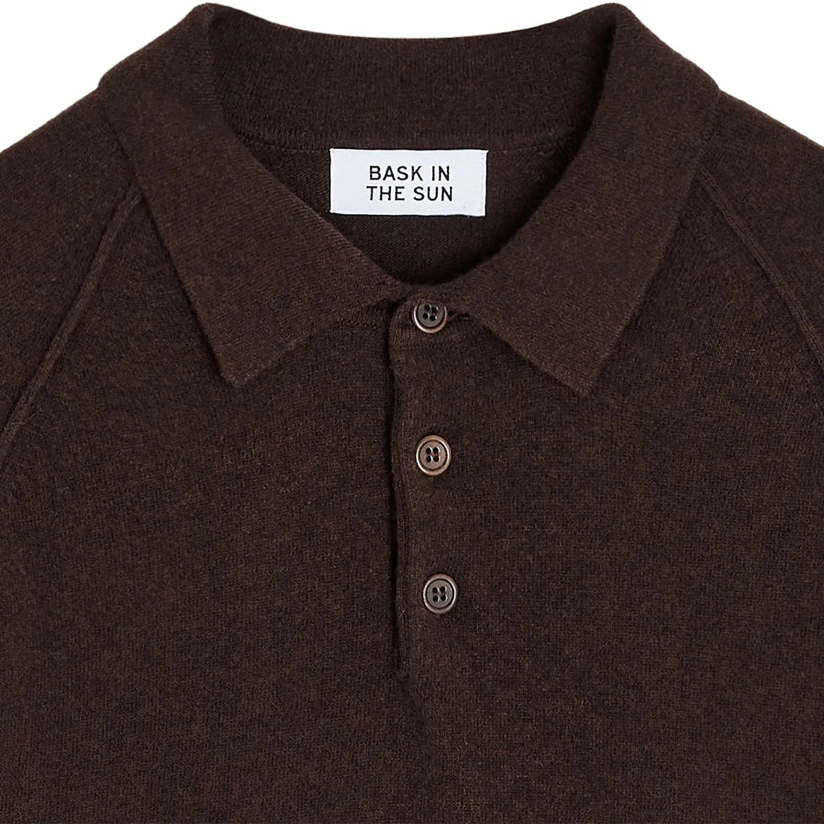Polo surfwear Bask in the Sun Austin coloris Chocolate, détail du col et de la patte à trois boutons