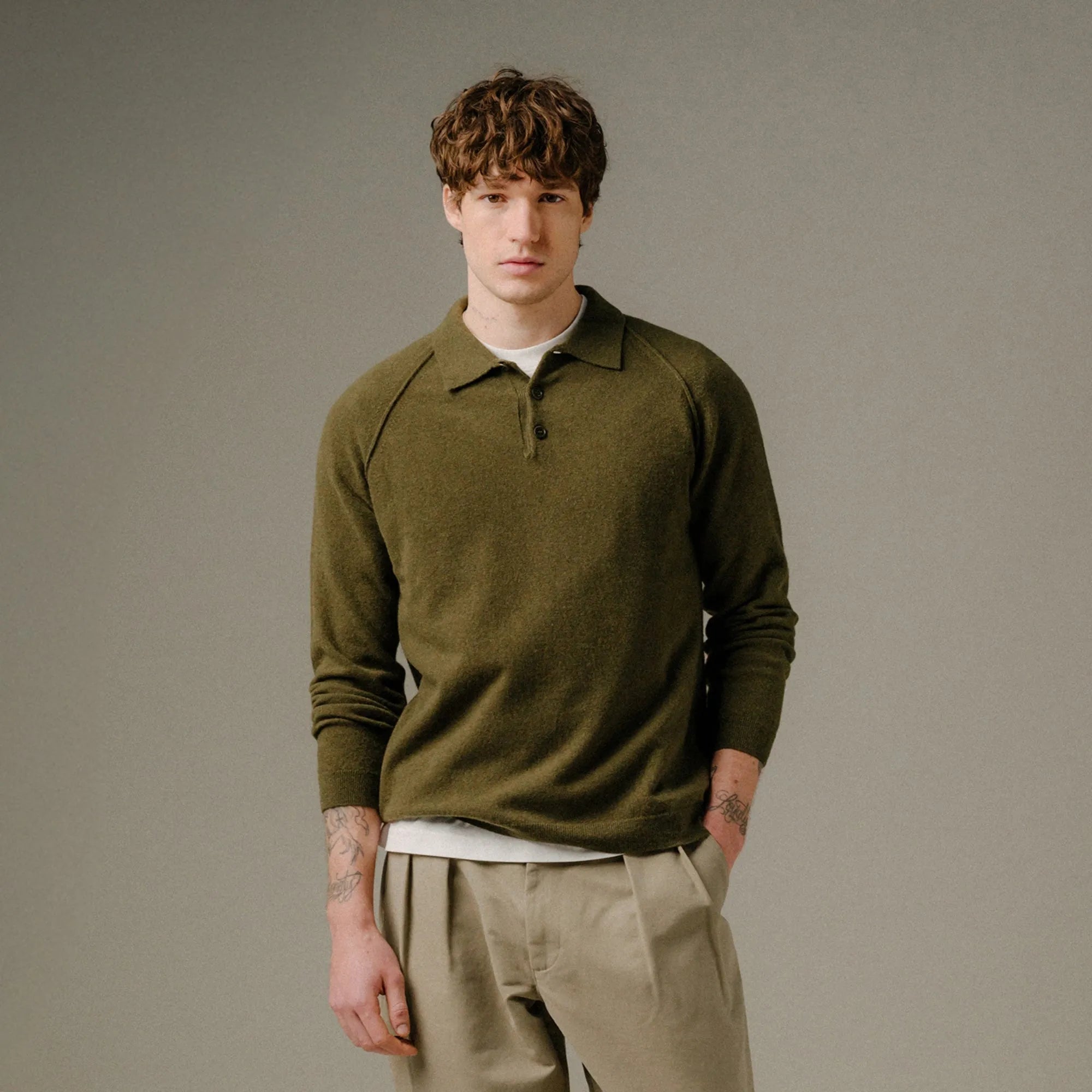 Polo surfwear homme Bask in the Sun Austin coloris Moss porté avec un pantalon beige