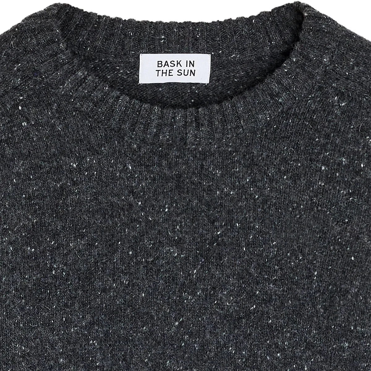 Pull-over surfwear Bask in the Sun Ben coloris Navy, détail du col rond en maille côtelée