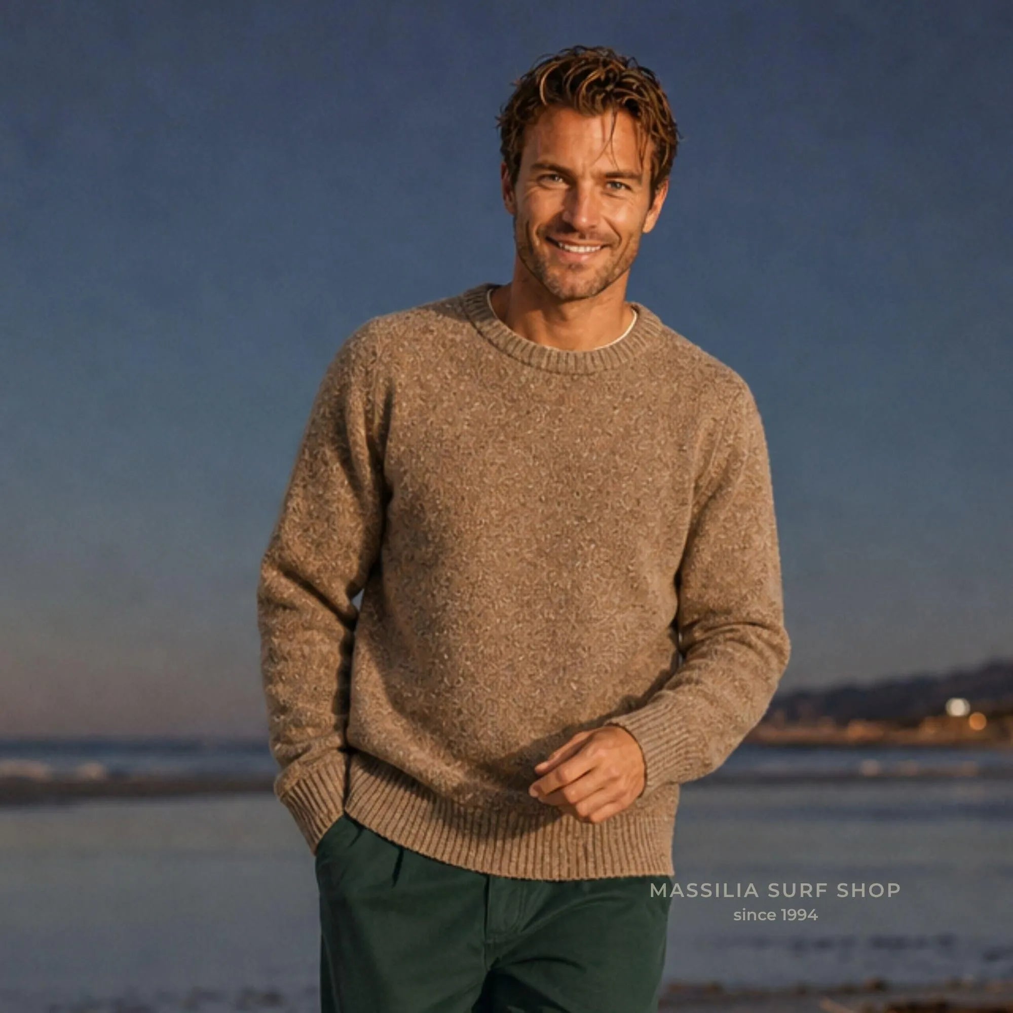 pull laine beige chiné homme col rond ben bask in the sun porté par un homme sur plage