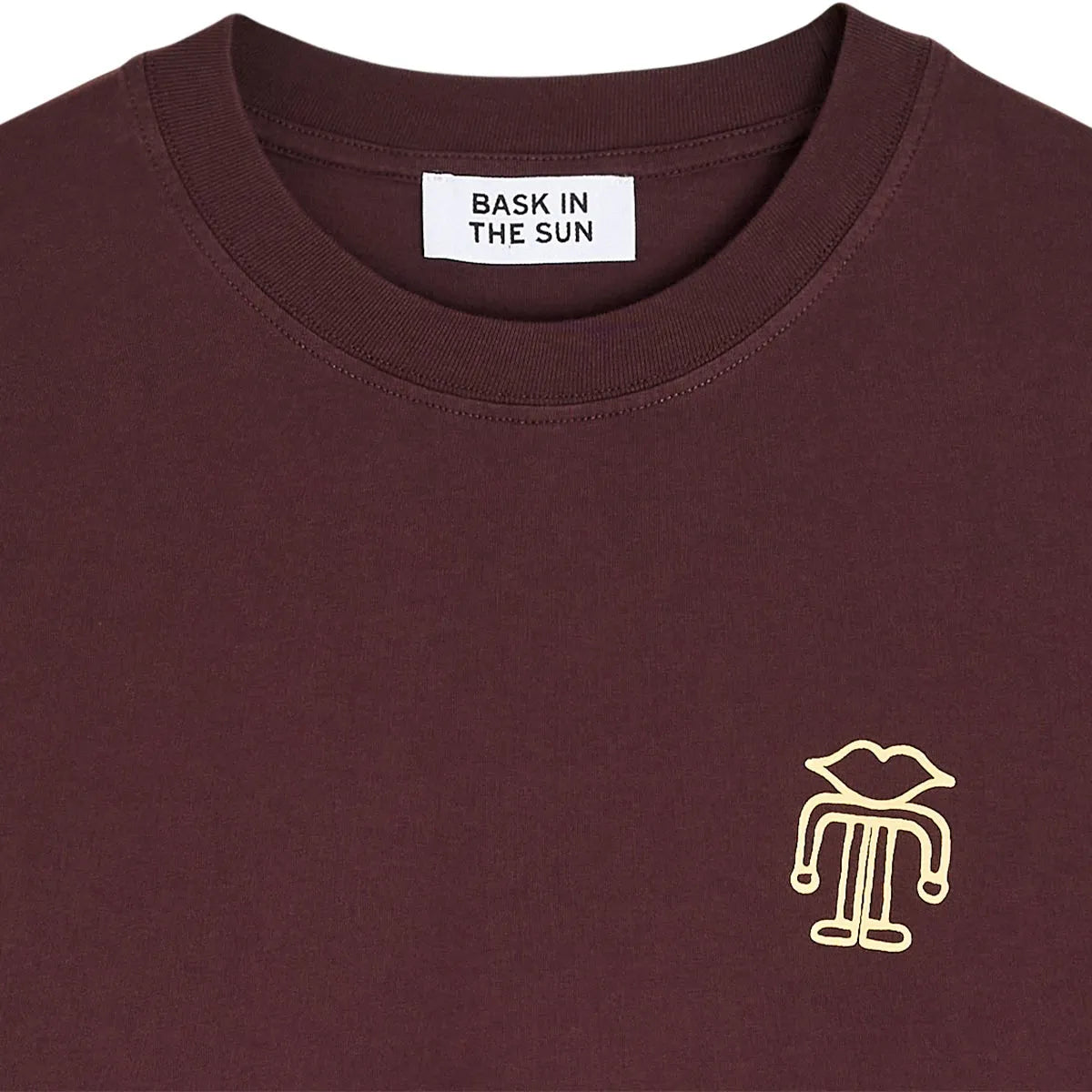 Détail du col rond et du petit motif jaune brodé sur la poitrine du tshirt Bask in the Sun Eye