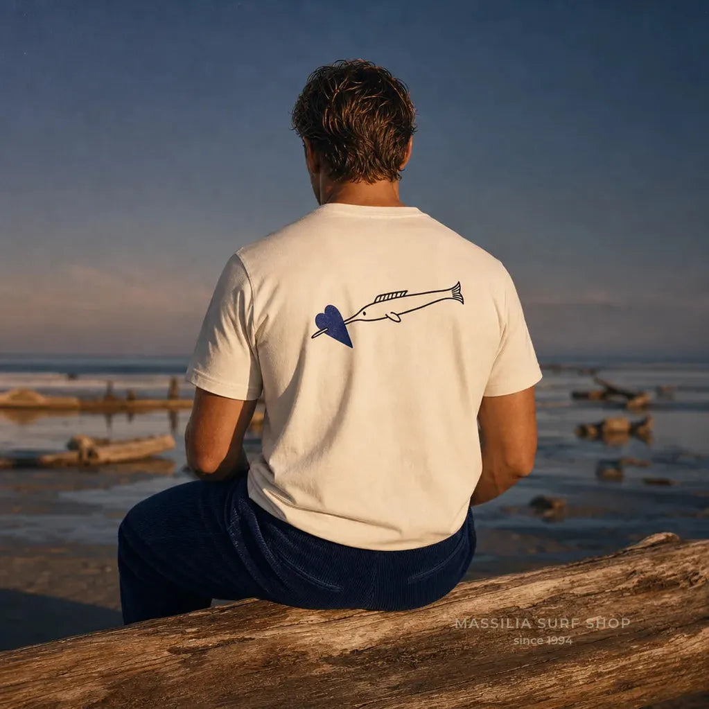 tee shirt blanc avec espadon traversant coeur bleu vue de dos
