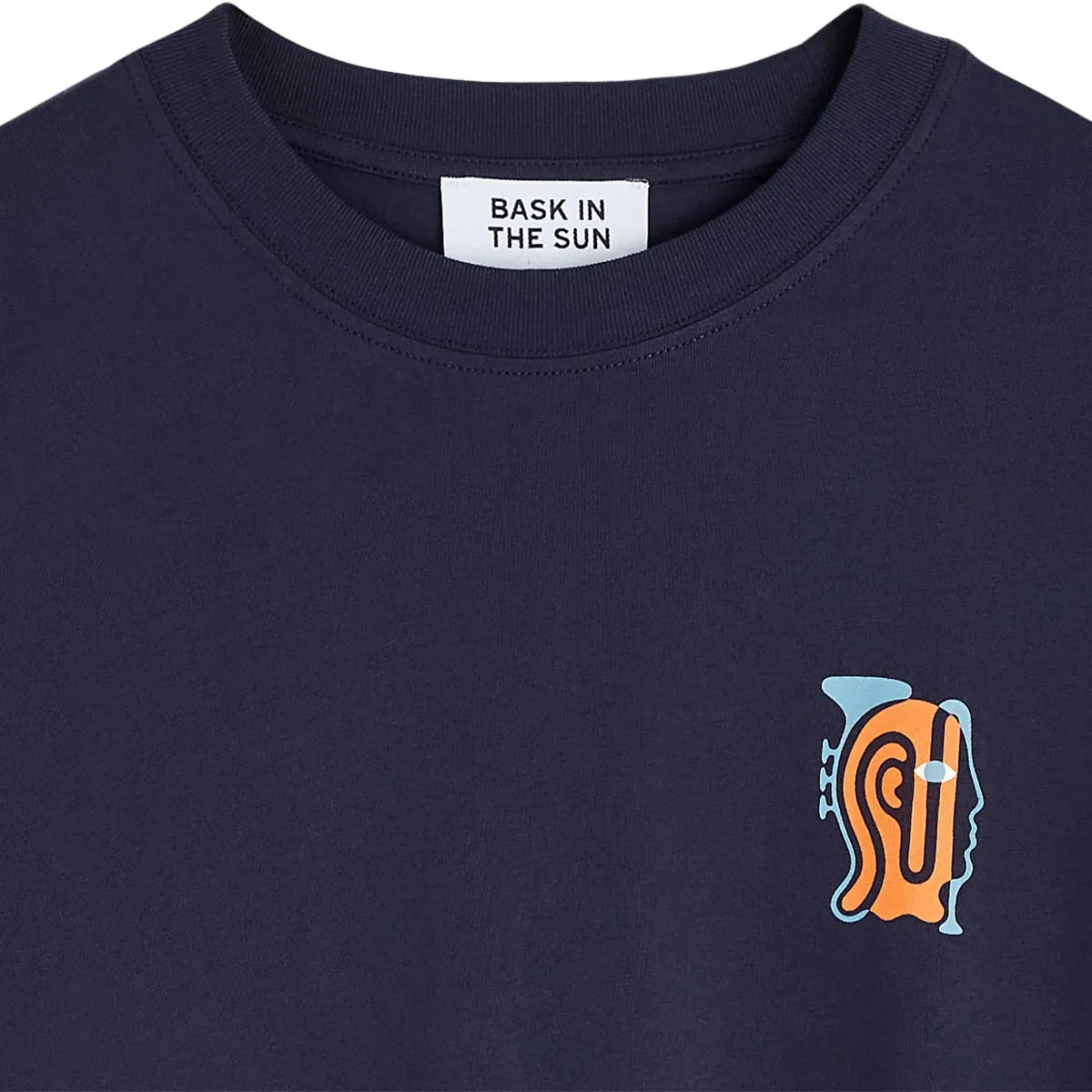 Détail du col rond et du petit imprimé poitrine du tshirt Bask in the Sun Jazzman Navy