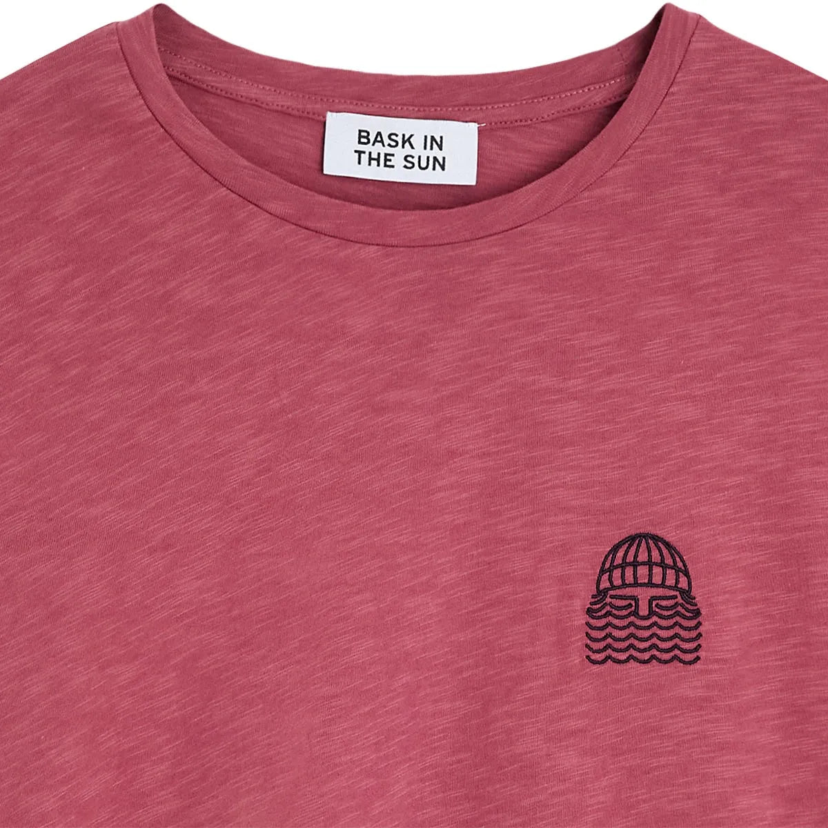 Tee-shirt surfwear Bask in the Sun Mini to the Sea coloris Rosewood, détail du col rond et de la broderie poitrine