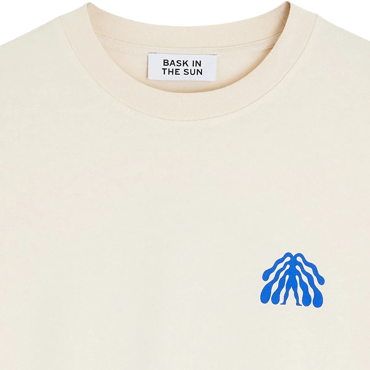 Détail du col rond et du motif poitrine du t-shirt Bask in the Sun Seaman ivoire