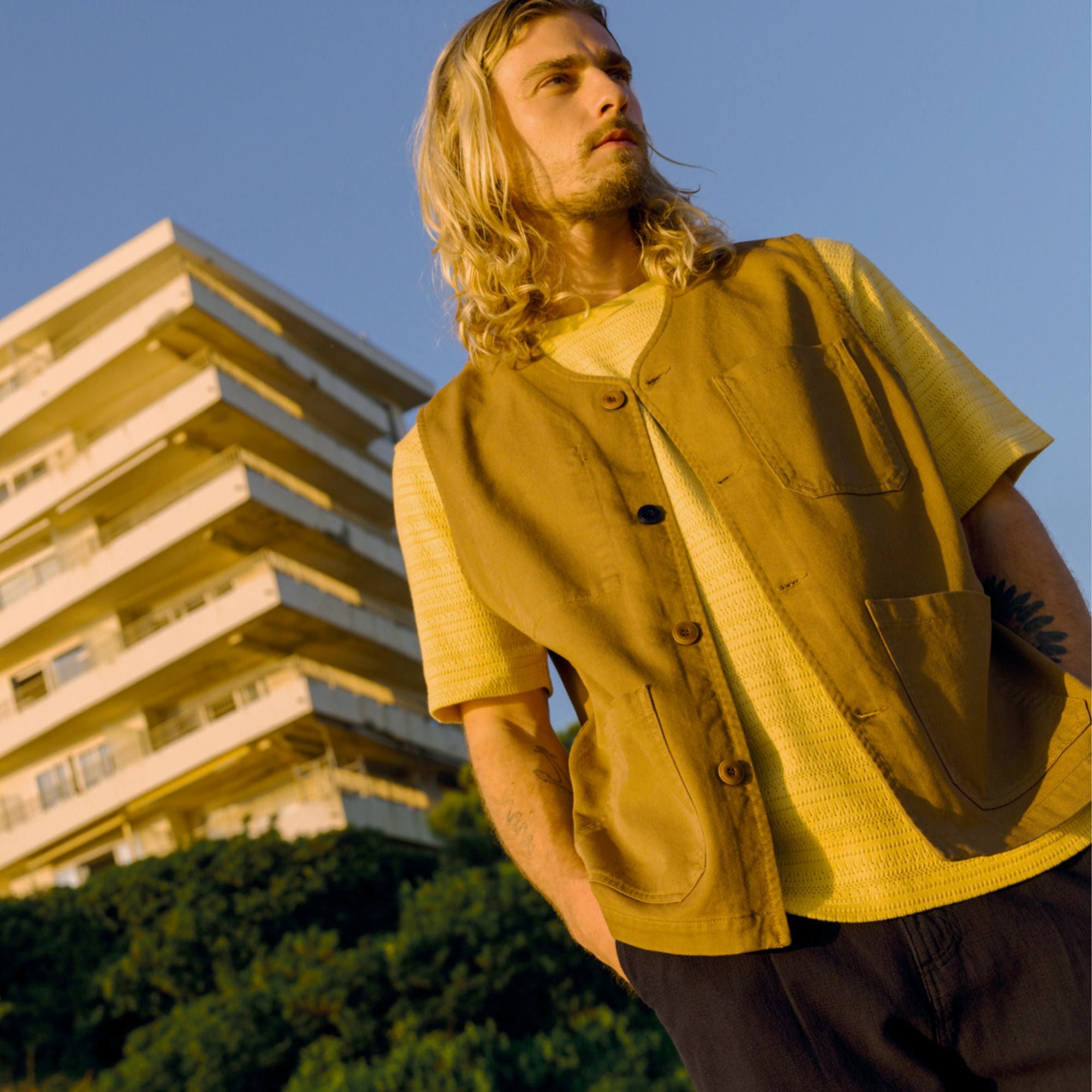 porte par un homme lifestyle surf