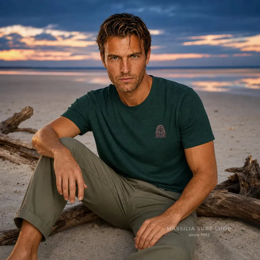 tee shirt mini to the sea vert porté par un homme lifestyle