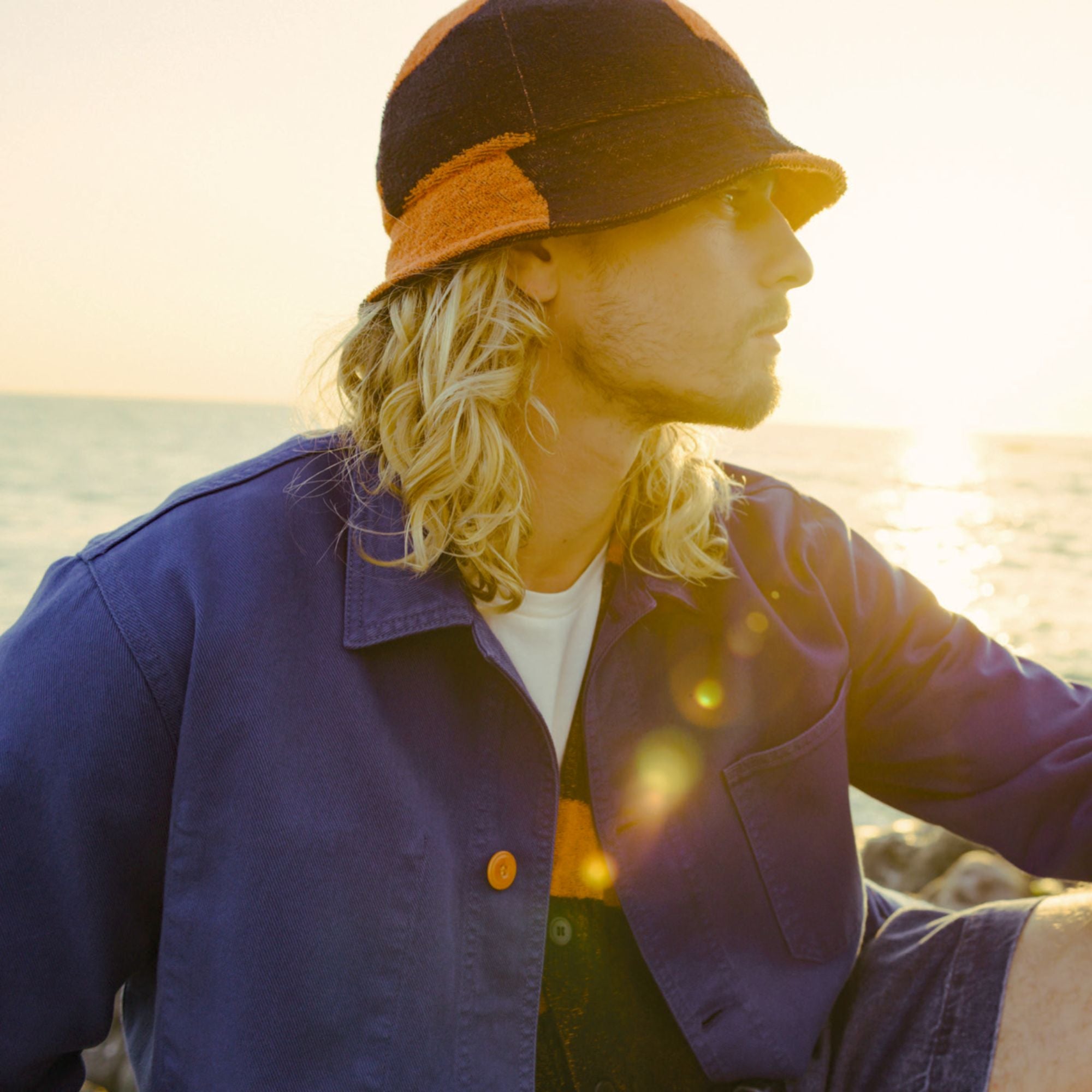 porte par un homme avec bob et un arriere plan mer lifestyle surf