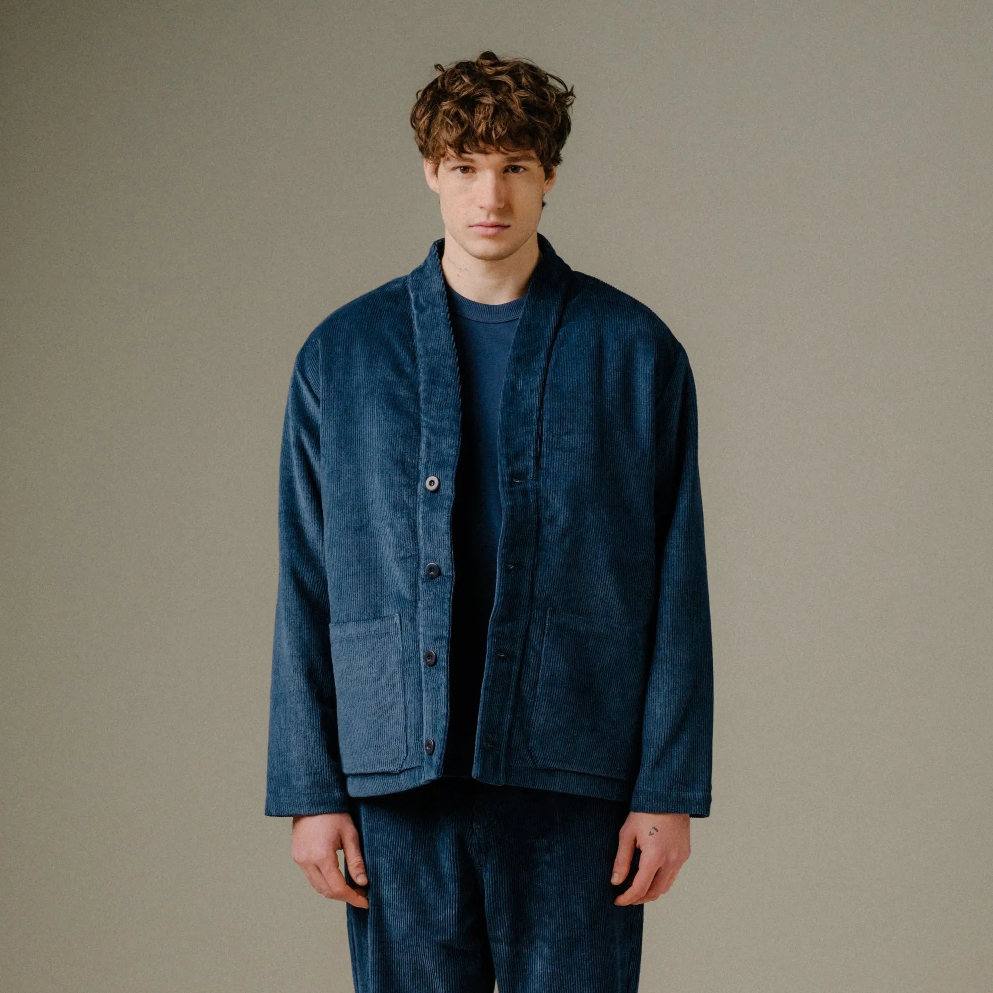 homme portant veste ruben en velours bleu vue de face