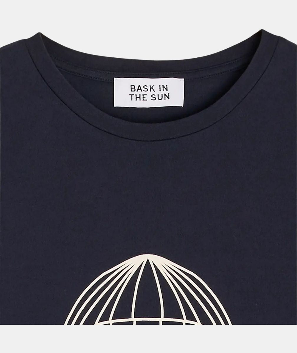 BASK IN THE SUN TEE SHIRT TO THE SEA navy