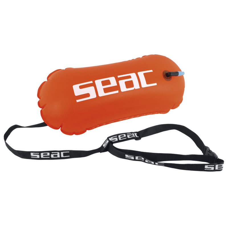 bouée de nage Seac Compact orange fluo avec ceinture réglable pour eau libre.