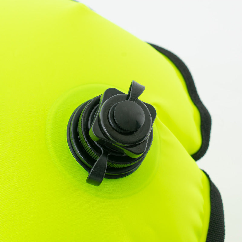 valve de gonflage de la bouée de nage Seac Safe Dry jaune pour sortie en mer.