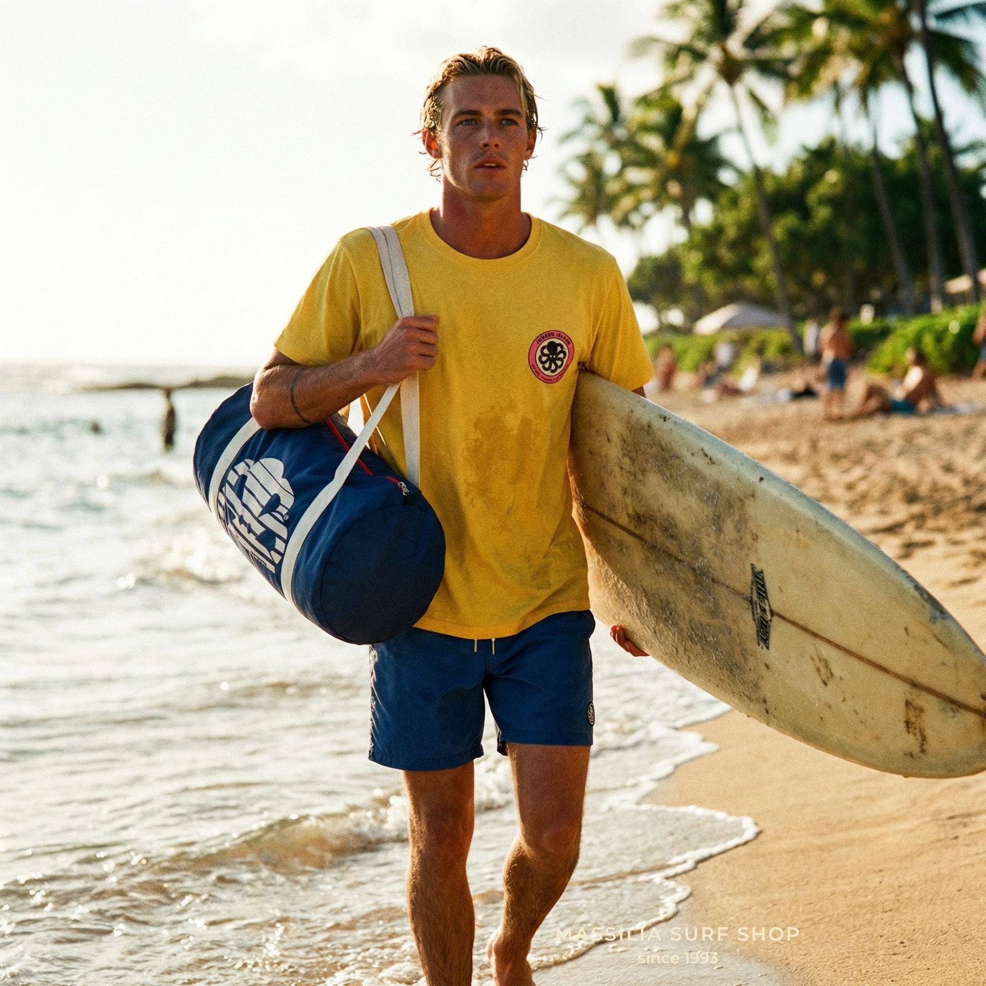 sac bowling bleu jonsen island porte par un homme sur la plage avec surf sous le bras