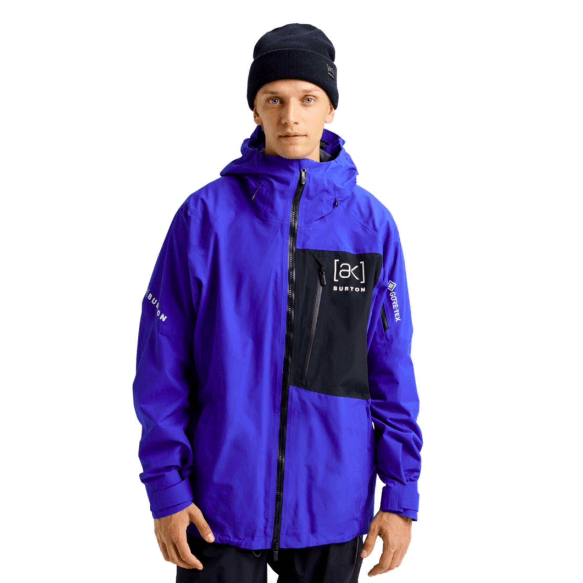 veste bleue avec poche poitrine noire portée par un homme