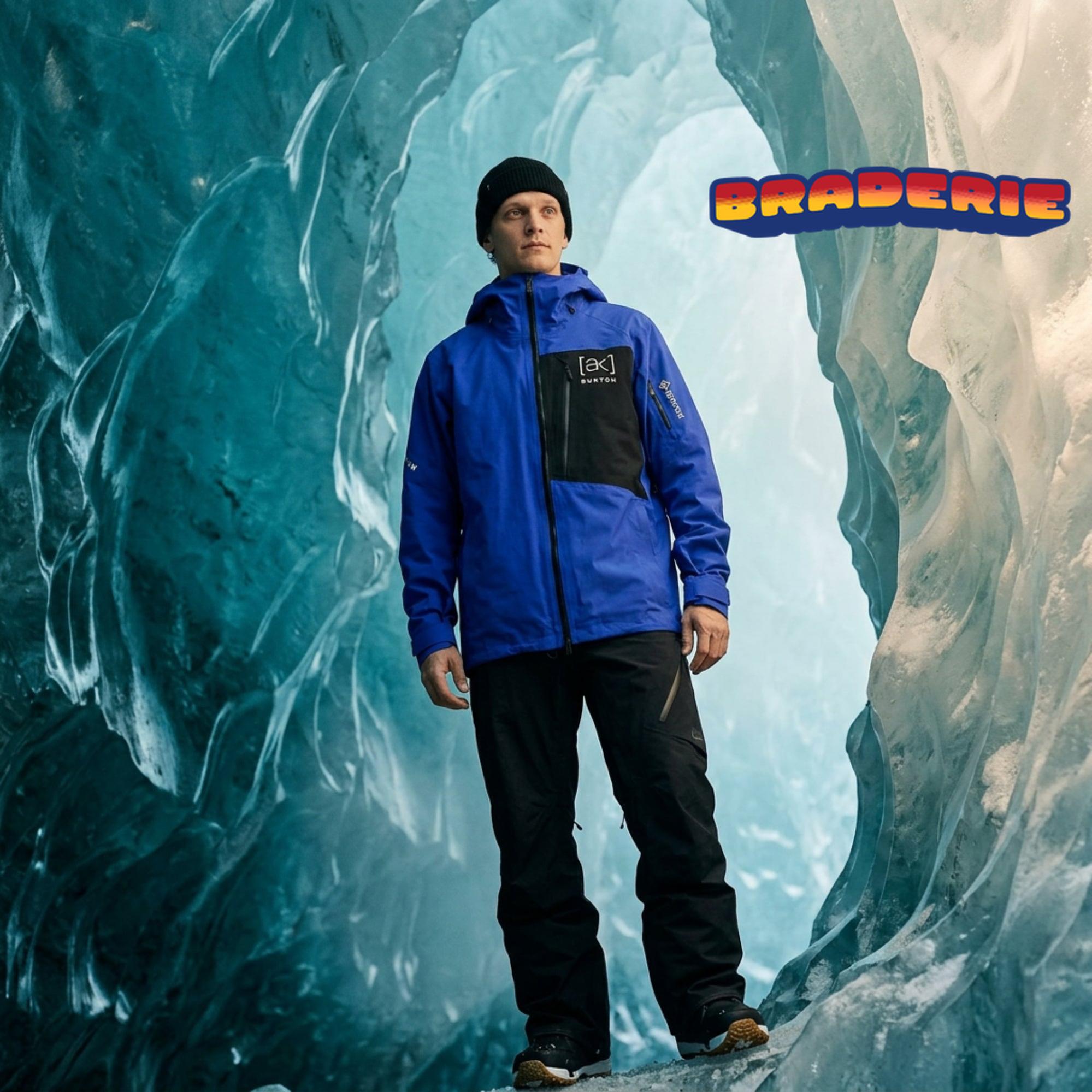 lifestyle veste bleue et pantalon noir dans une grotte de glace