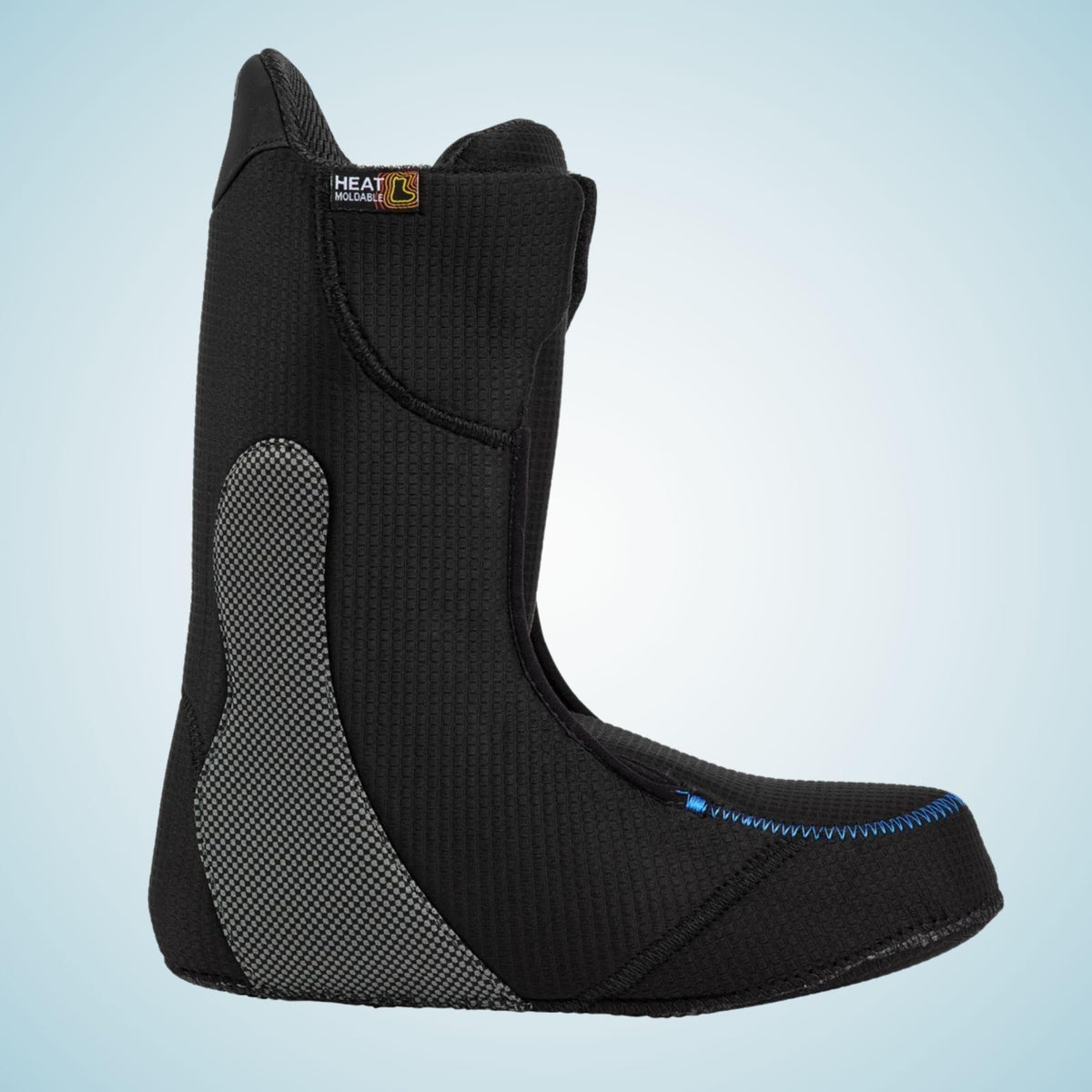 Chausson intérieur noir présenté de profil, avec renfort gris enveloppant le talon et liseré bleu sur le bas du pied