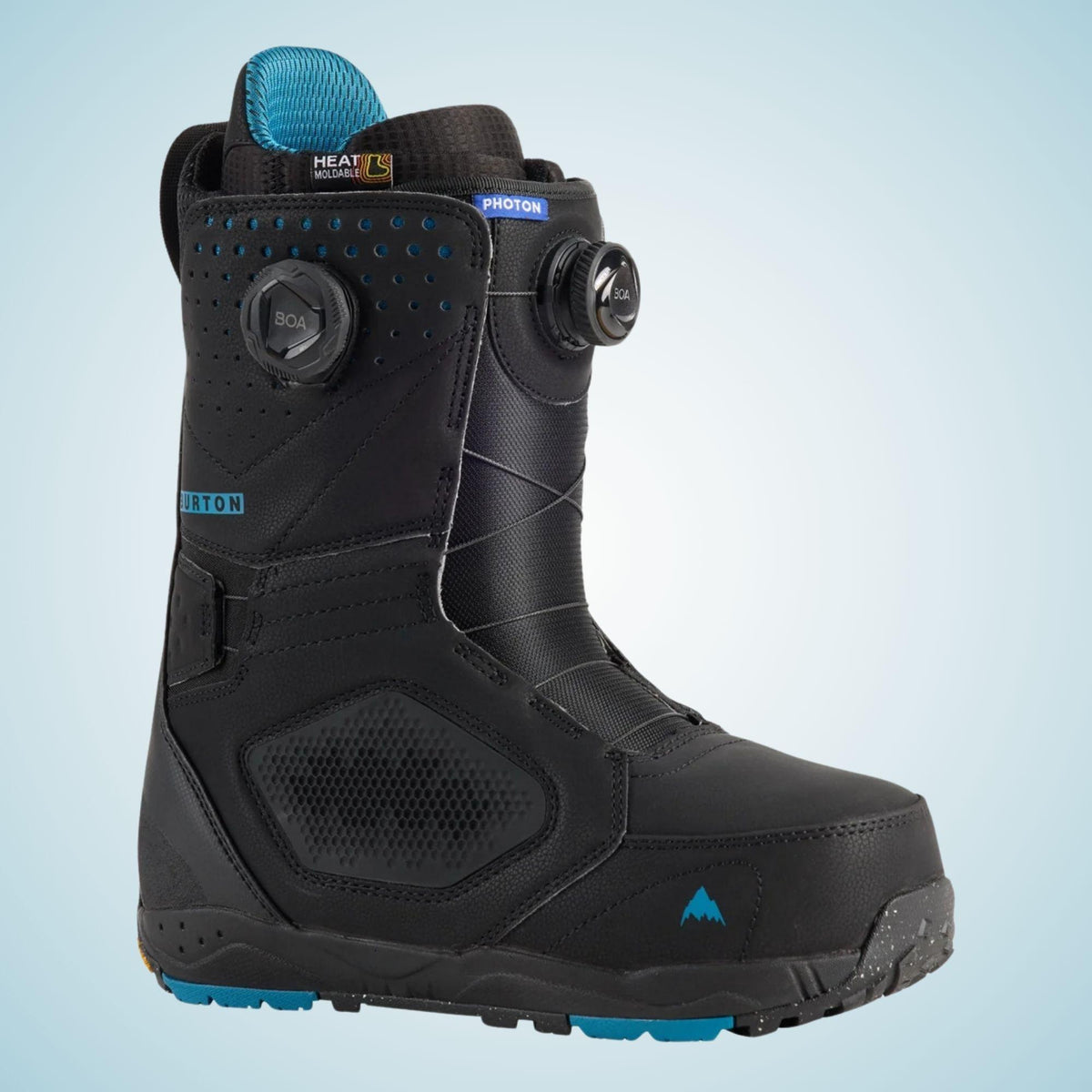 Burton Photon BOA noire vue de trois quarts, avec laçage Dual Zone, panneaux renforcés perforés et semelle crantée bleue