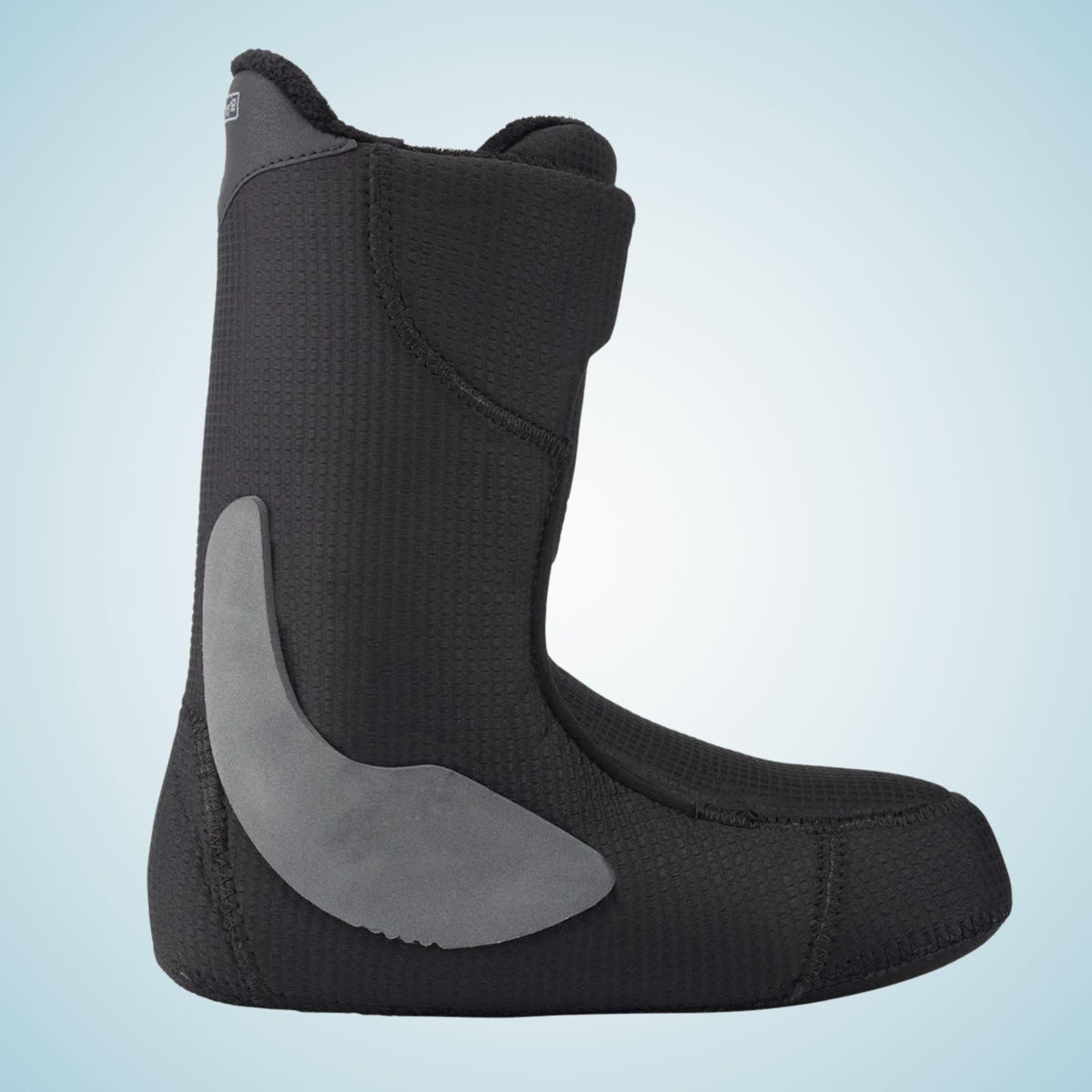 Chausson intérieur noir présenté de profil, avec renfort gris enveloppant la cheville et le talon et tige haute rembourrée