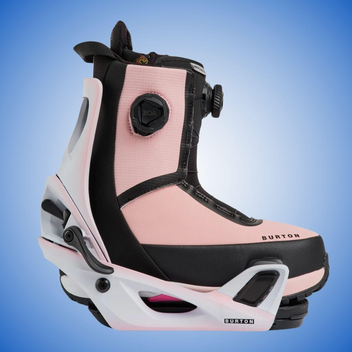 Boot de snowboard rose et noir enclenchée dans une fixation Burton Step On, illustrant le maintien sans sangles