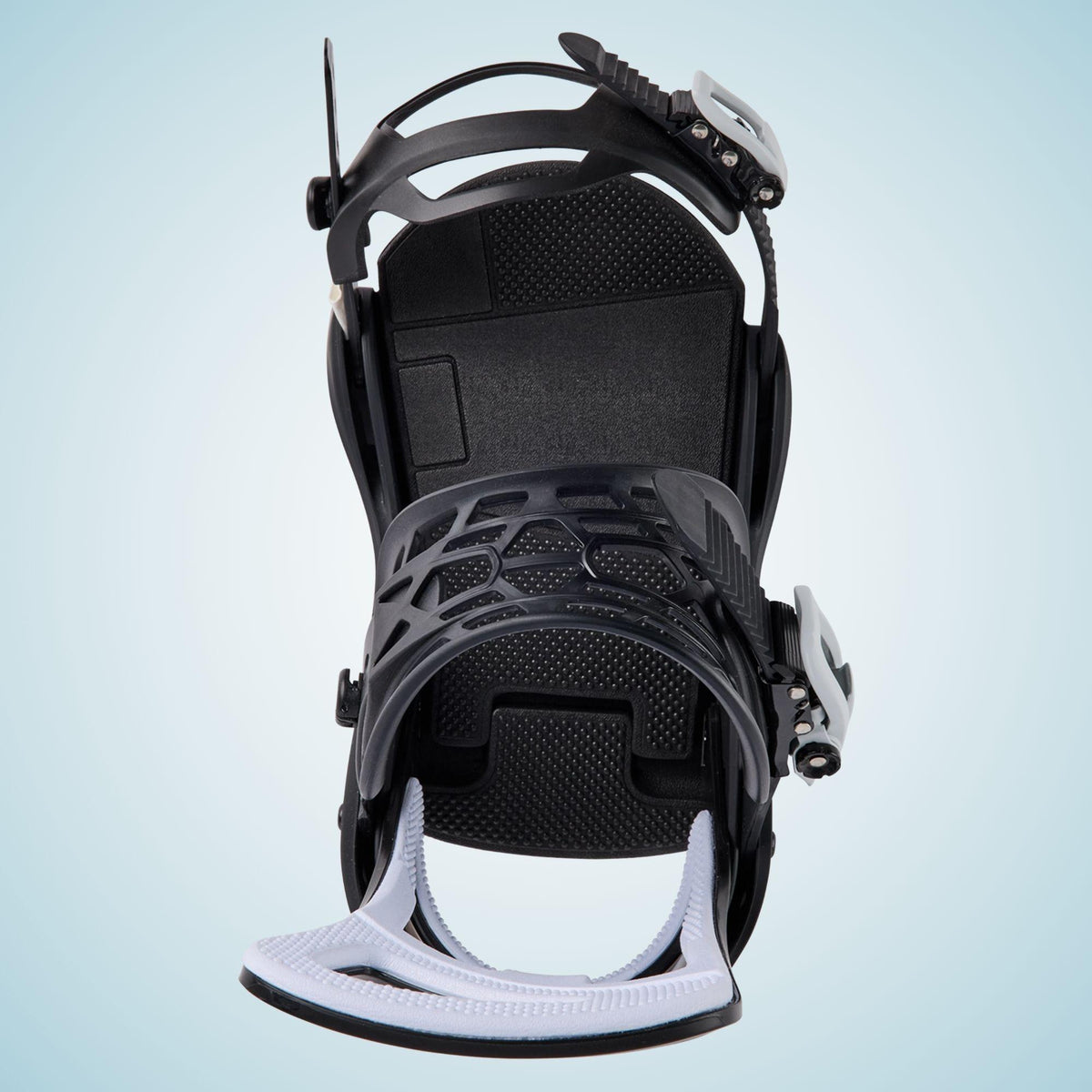 Vue plongeante sur la fixation snowboard noire, avec strap cheville centré et Supergrip Capstrap à l’avant