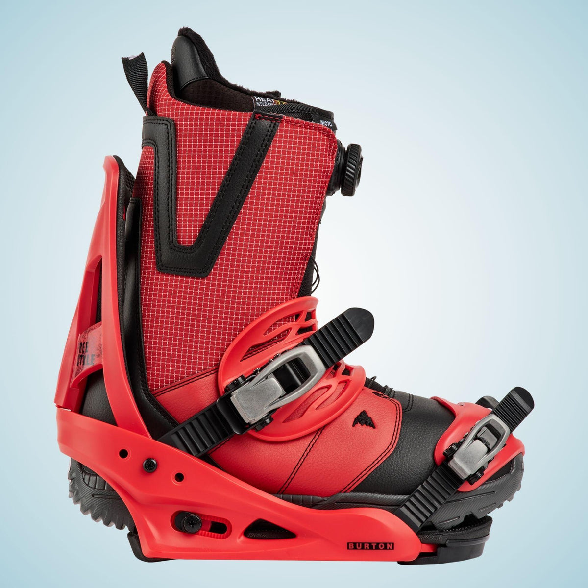 Boots noire et rouge installée dans la fixation Burton rouge, maintenue au niveau de la cheville et des orteils