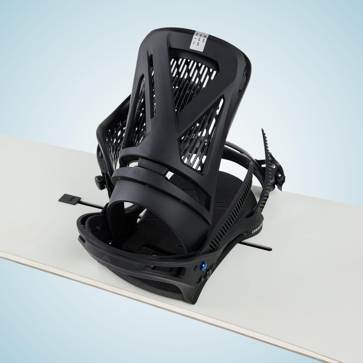 Burton Genesis Re:Flex montée sur un snowboard clair, vue de trois quarts arrière avec spoiler relevé et fixation noire
