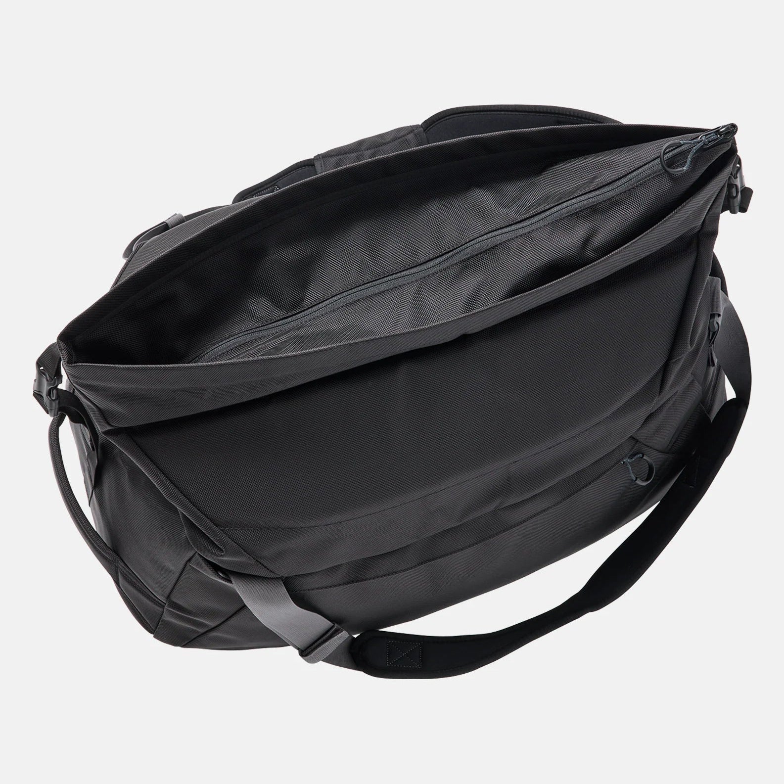 Sac Burton Multipath Duffel 60L Black avec fermeture extensible permettant d’ajouter 10 litres de volume