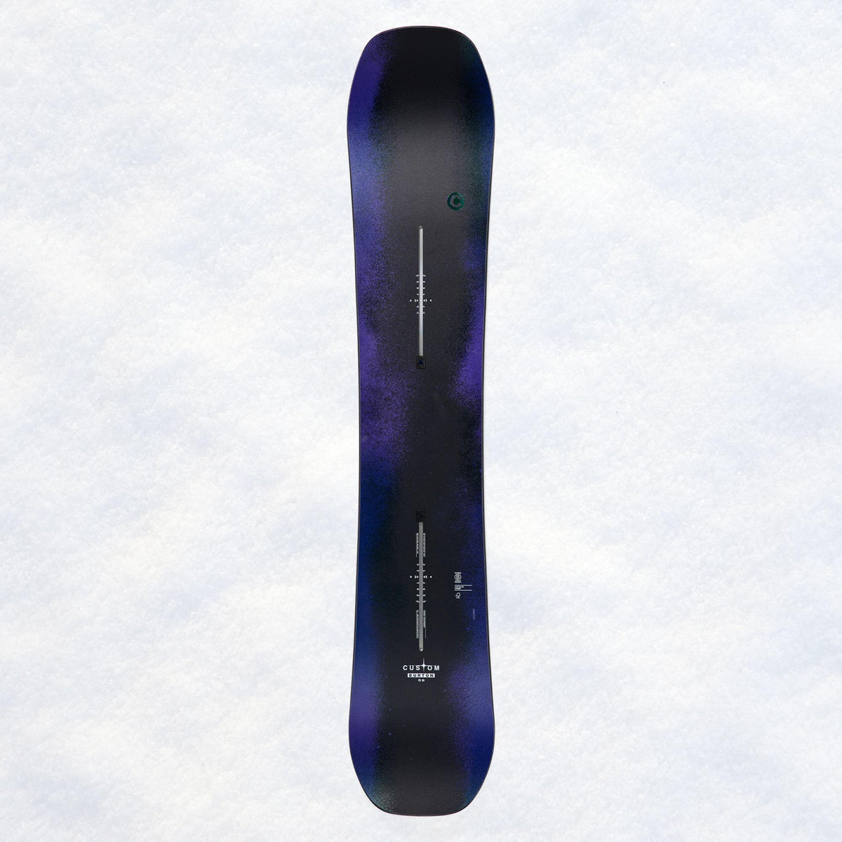 Snowboard All Mountain Burton vu entièrement côté topsheet, shape directionnel et finition sombre aux reflets violets