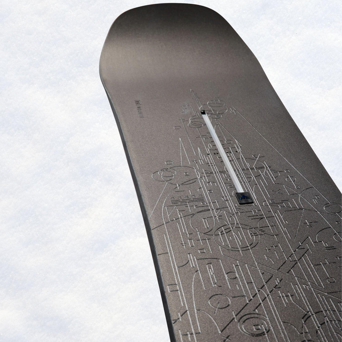 Spatule du Custom X 158 photographiée en biais, finition noire avec gravures et insert The Channel visible au centre
