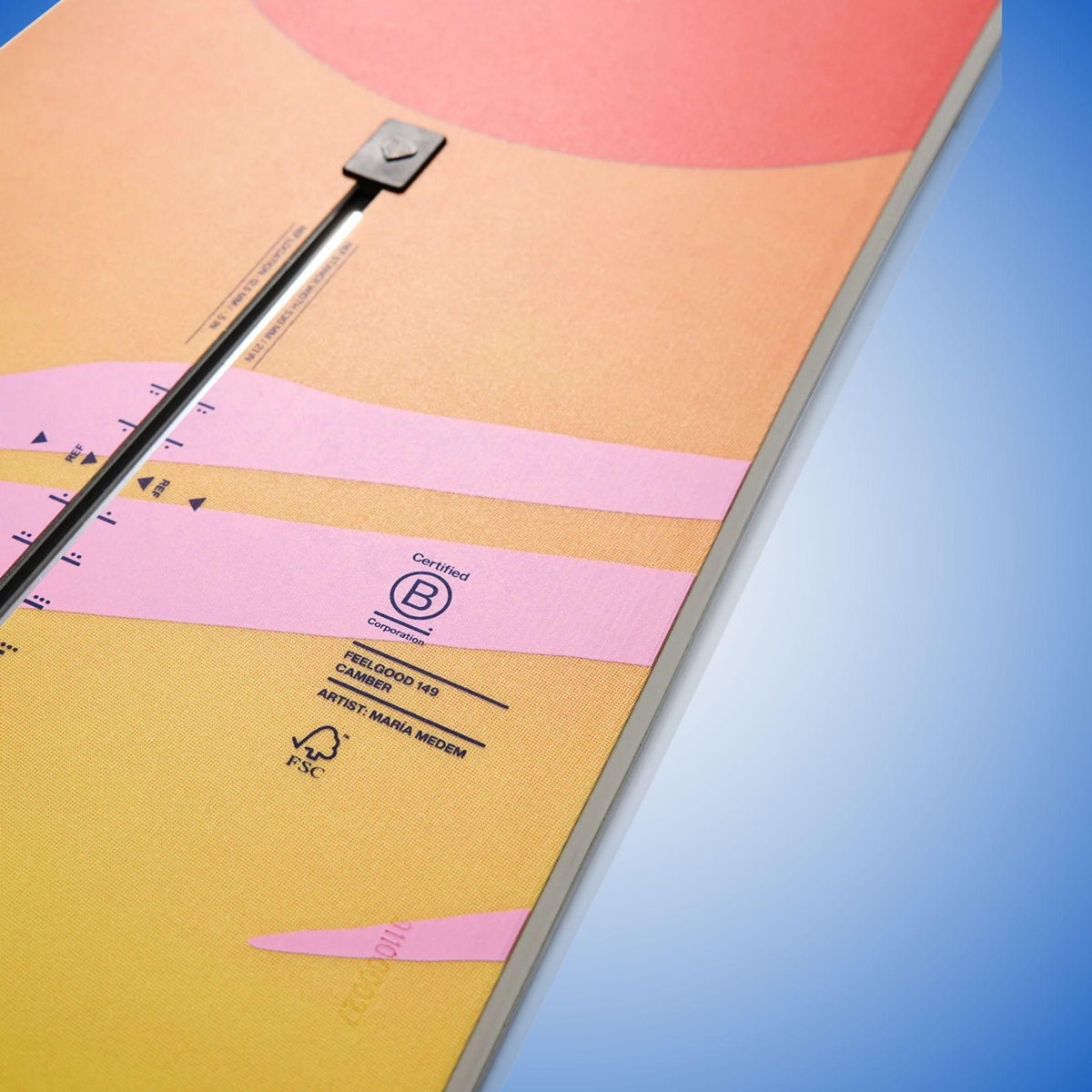Gros plan du topsheet orange et jaune, avec bande rose diagonale, repères de montage noirs et marquages techniques