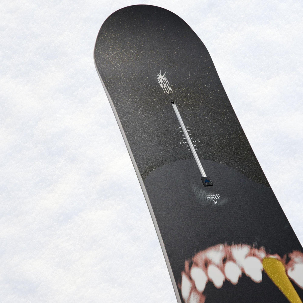 Nose noir du snowboard vu en biais, avec extrémité arrondie, rail The Channel et dents blanches visibles plus bas